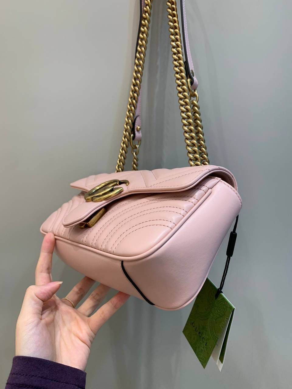 新背景实拍正品级 。经典款金扣粉色22cm‼️ 粉色终于来皮了，你们一直在喊我出的颜色，这个颜色很难得，原厂皮很稀奇，所以有没有货都要看运气，像绿色至今为止一张对版皮料都没有来过，这个颜色也是很适合现在的季节，搭配衣服很仙女，男的看了都拒绝不了吧这个颜色，我拍照也被这个颜色种草了‼️ 型号446744；尺寸22/13/6cm