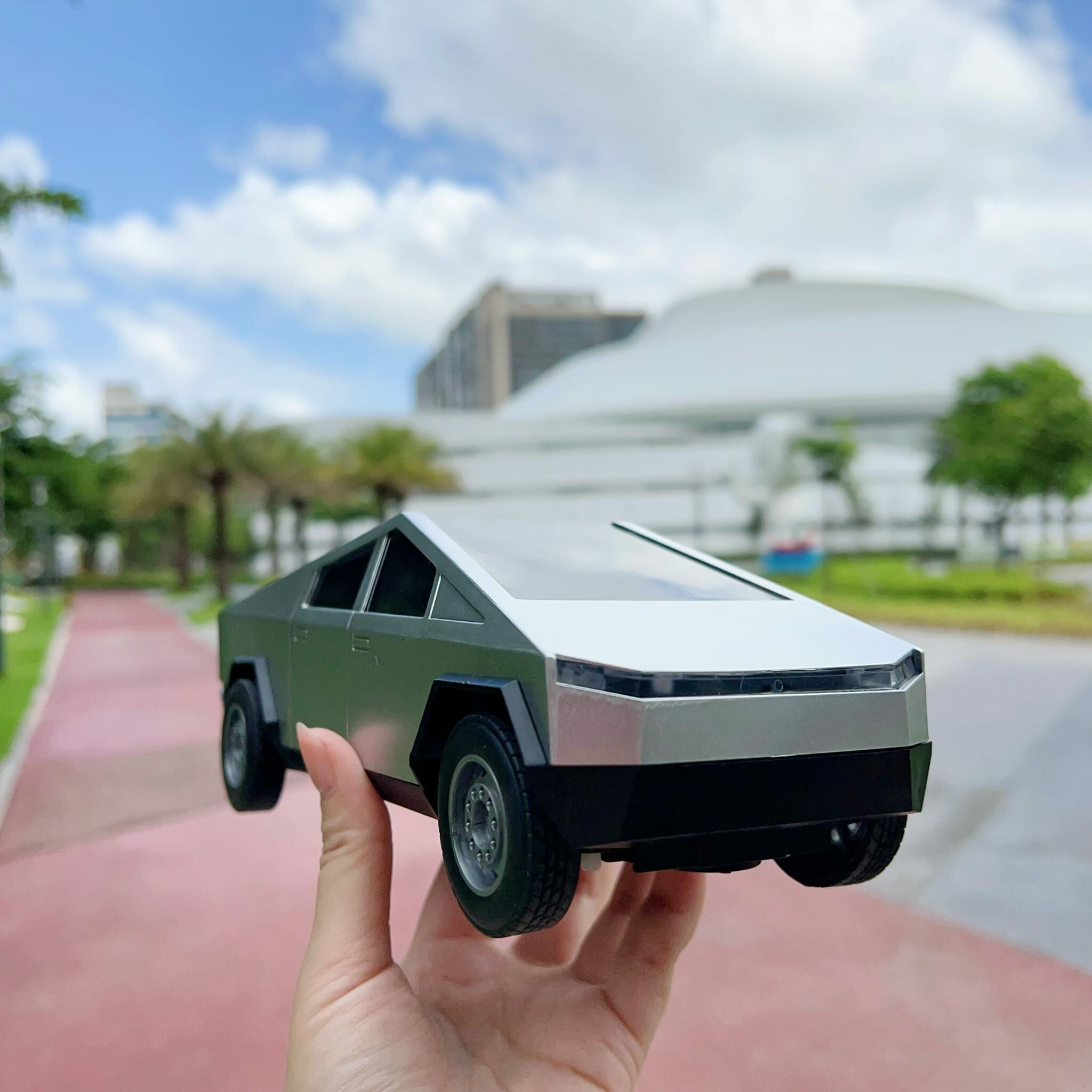 Tesla Cyber​​ Truck 同款科幻電動遙控車- 1件 現貨