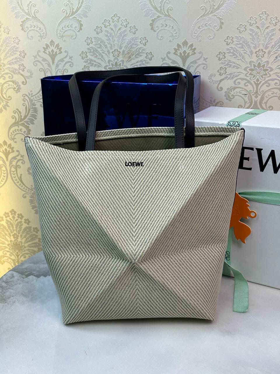 *𝐏𝐮𝐳𝐳𝐥𝐞 𝐅𝐨𝐥𝐝折叠手袋👜*（亚麻刺绣） ——全新【𝗡𝗘𝗪】升级‼️ 延续经典𝙋𝙪𝙯𝙯𝙡𝙚的标志性几何裁剪设计，新晋顶流🅰️𝙋𝙪𝙯𝙯𝙡𝙚 𝙁𝙤𝙡𝙚 𝙏𝙤𝙩𝙚以折纸包为灵感，升级成🉑完全折叠‼️的结构，立体与平面任意切换，出差旅行🧳必备单品。亚麻材质轻且柔软， 尺寸：𝟐𝟓.𝟓-𝟏𝟒.𝟓-𝟑𝟏.𝟓cm 款号：052316