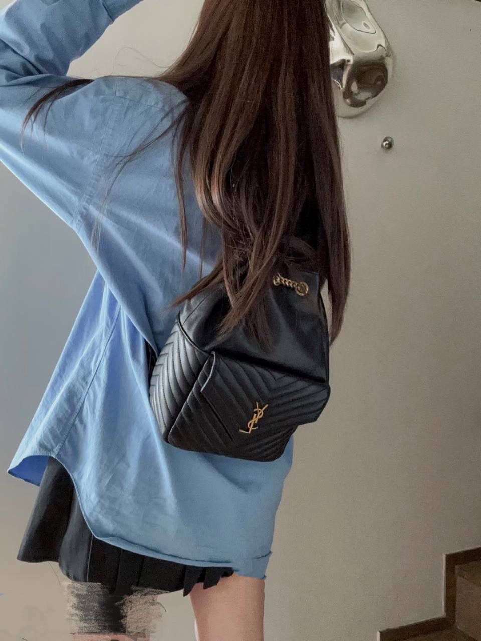 到货啦❗️ ys1 joe羊皮双肩包🖤 这只双肩绝对他们家这个品类的it bag 这个款出了好多年了 只有真的好看好背才能不被淘汰 羊皮的手感特别治愈，超级软乎 在链条肩带的双肩包里来说 这只是属于包身正好，容量巨大的类型 好实用呀，强推强推！！ 29×22×15cm672609m