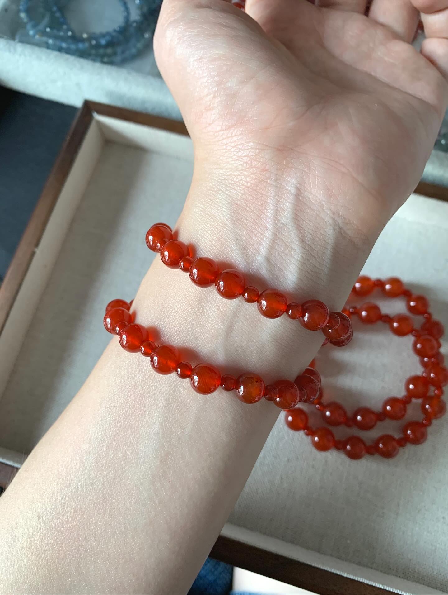 红玛瑙两圈 ｜Carnelian 2 laps8m+ RM5810m RM68实物会暗色一点的 红玛瑙的功效主要体现在改善身体健康（如促进血液循环、增强免疫力、调理内分泌）、缓解情绪压力（如安神助眠、增强自信）以及带来好运和灵性方面。它能帮助改善气色，对消化系统有积极作用，同时也被认为可以增加生命力和勇气Carnelian offers a range of benefits including emotional boosts like increased confidence, courage, and creativity, as well as potential physical benefits such as improved circulation and vitality. It is also associated with balancing the Sacral Chakra, which is believed to govern passion and emotional well-being. #红玛瑙 #赵露思同款 #天然水晶 #水晶手串 #马来西亚水晶网店 #redagate #carnelian #gemstone #naturestone #crystalhealingjewelry