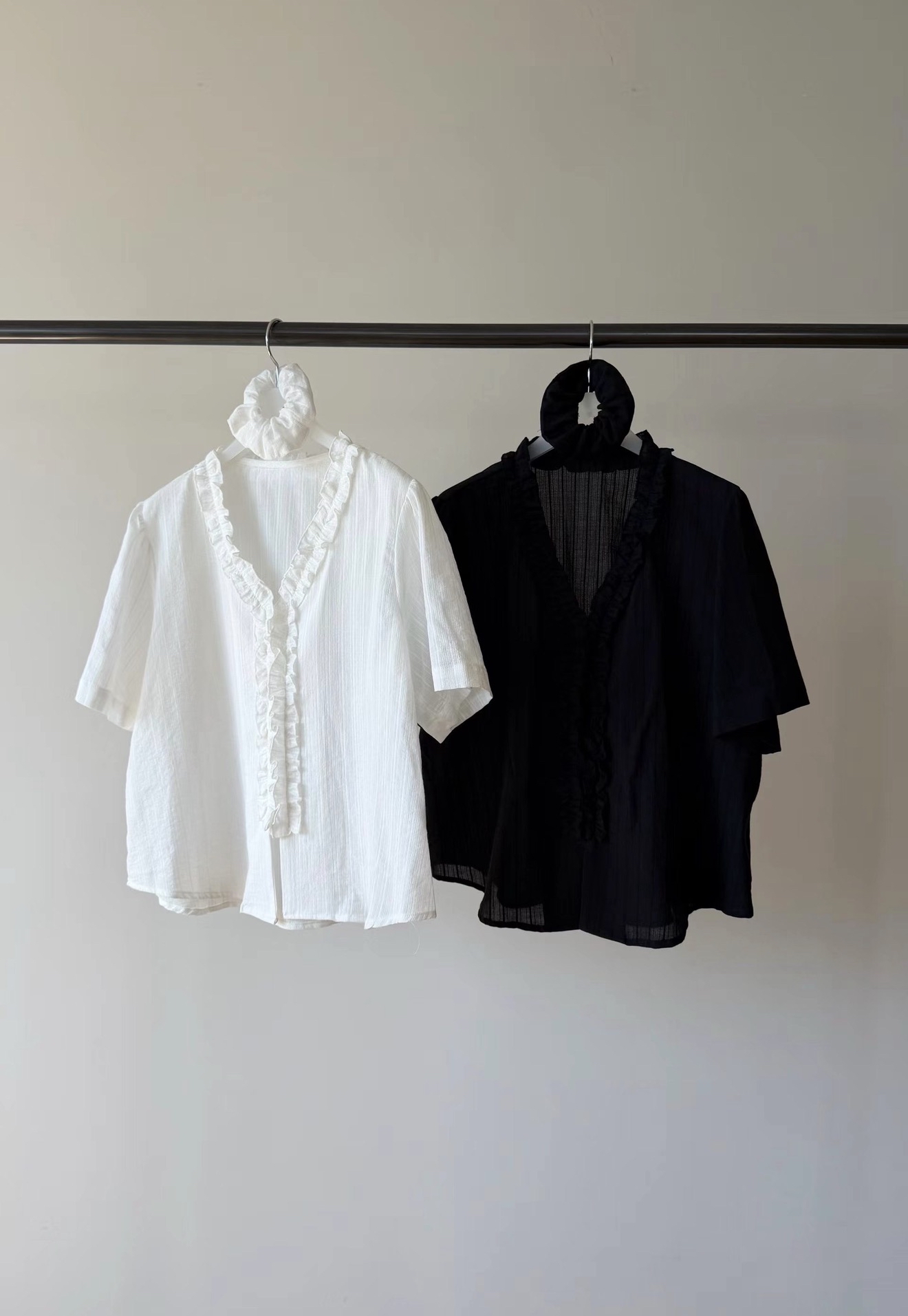 V-neck design ruffle top（with scrunchie) #top133