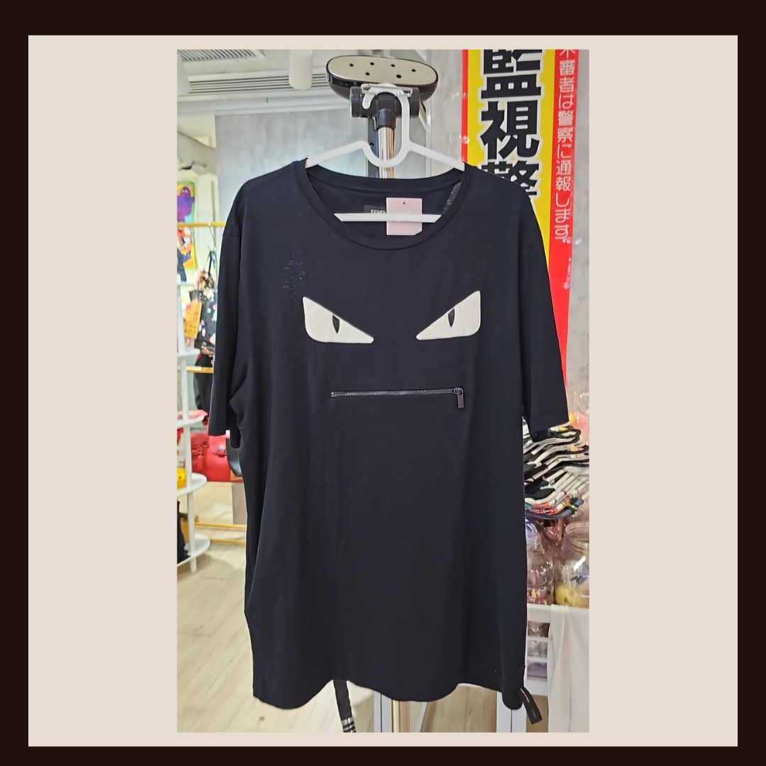 黑色 T-shirt 來自義大利奢侈品牌 Fendi