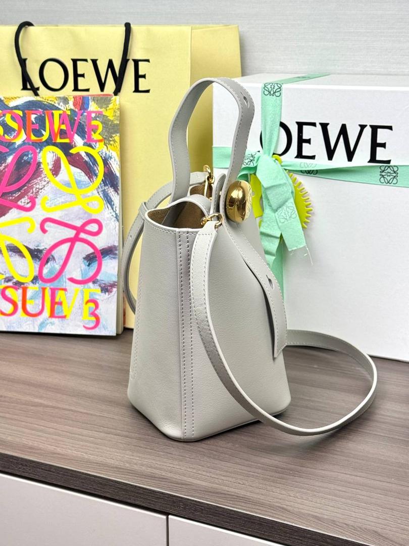 ♥️𝙈𝙞𝙣𝙞 𝙋𝙚𝙗𝙗𝙡𝙚 𝘽𝙪𝙘𝙠𝙚𝙩 ——【银灰色】现货‼️ 尺寸：𝟏𝟔-𝟏𝟔-𝟏𝟗.𝟓𝐜𝐦 编码：062339 【配全套礼盒】 🎈标志性Anagram鹅卵石点缀，配以纯粹简约线条以及瞩目设计风格，诠释全新𝙋𝙚𝙗𝙗𝙡𝙚手袋👜 🎈自带一根🉑拆卸🉑调节的肩带，一包多背，多样化风格，秀场大放异彩😀内里容量超大，日常实用性强👌 🎈配全套专柜礼盒🎁，给你满满的仪式感👀