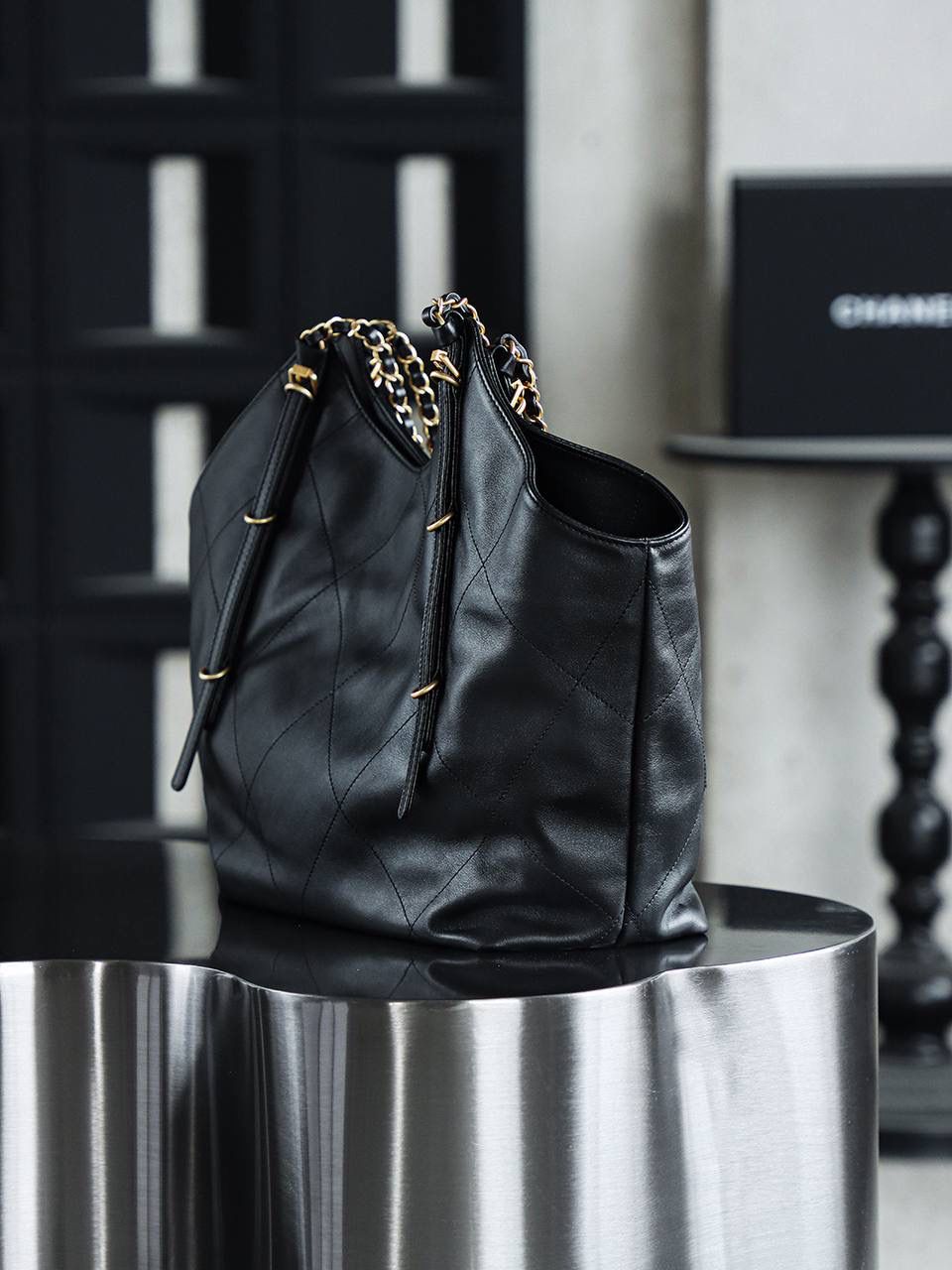 25S Tote購物袋小號鑒定版👜 一包一碼 支持全球鑒定查驗身份證原廠專G Haas皮料過關清單資料可査詢 被GD帶火的香奈兒Tote包，誰背誰時髦！ 25S秀款爆款Tote包必須安利給你們！ 這個包主打就是一個隨性灑脫的範！ 做到了男女同款，經典元素融合得恰到好處，慵懶隨性中透著復古韻味，皮質是超柔軟的小牛皮，觸感絲滑，質感拉滿！ 關鍵是，自重超輕，背起來毫無負擔！ 五金：厚镀24k复古金 皮料：Hass小牛皮 尺寸：31*47*11cm