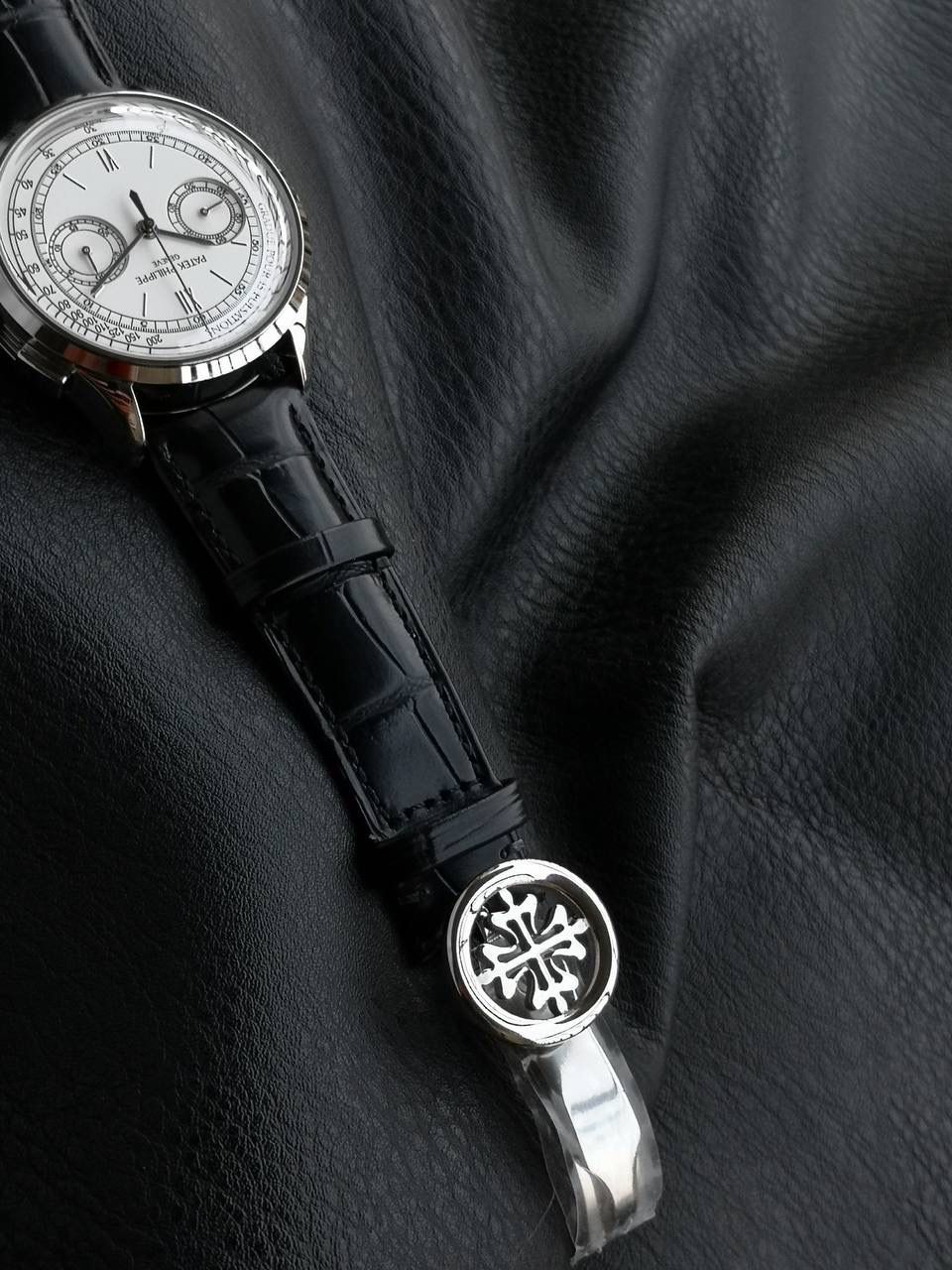 百达翡丽复杂功能时计5170G多功能腕表，堪称腕表精品当中的精品！😍✨🔥 腕表直径为42毫米，作为一款男士腕表，它的表盘大小适中。为我们奉上对称的美感，整个表盘的布局大方得体，包括了如此之多的功能的同时，又不会让人觉得繁杂。 机芯采用了7750机芯完美还原正品诸多功能，提供了强大的时间衡量功能。意大利牛皮表带，专属的灯笼扣，任何季节，任何场所，任何职业人均适合佩戴，让手腕佩戴得更舒适，让气质绽放。此款腕表具有30米防水功能，满足大众日常生活，休闲度假必备腕表。 百达翡丽5170G可以说是腕表中的精品，功能方面的巧妙构思，外观上的合理布局，以及优越的机芯性能，无一不体现出百达翡丽的独特设计，一件经典的艺术品，一件完美的收藏品。