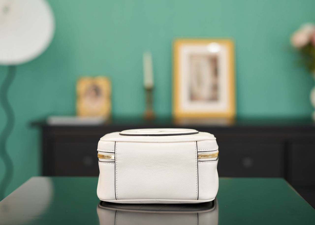 🥯Gucci Blondie系列手提包 白色17cm 正品售价¥17.000 独家原厂皮发售 限量级别 可爱的方正形小包 ，超级适合夏日穿搭 包身非常轻便，小身材大容量 配有长肩带，可以手提可以肩背 官方款号 744434 尺寸：17x15x9cm