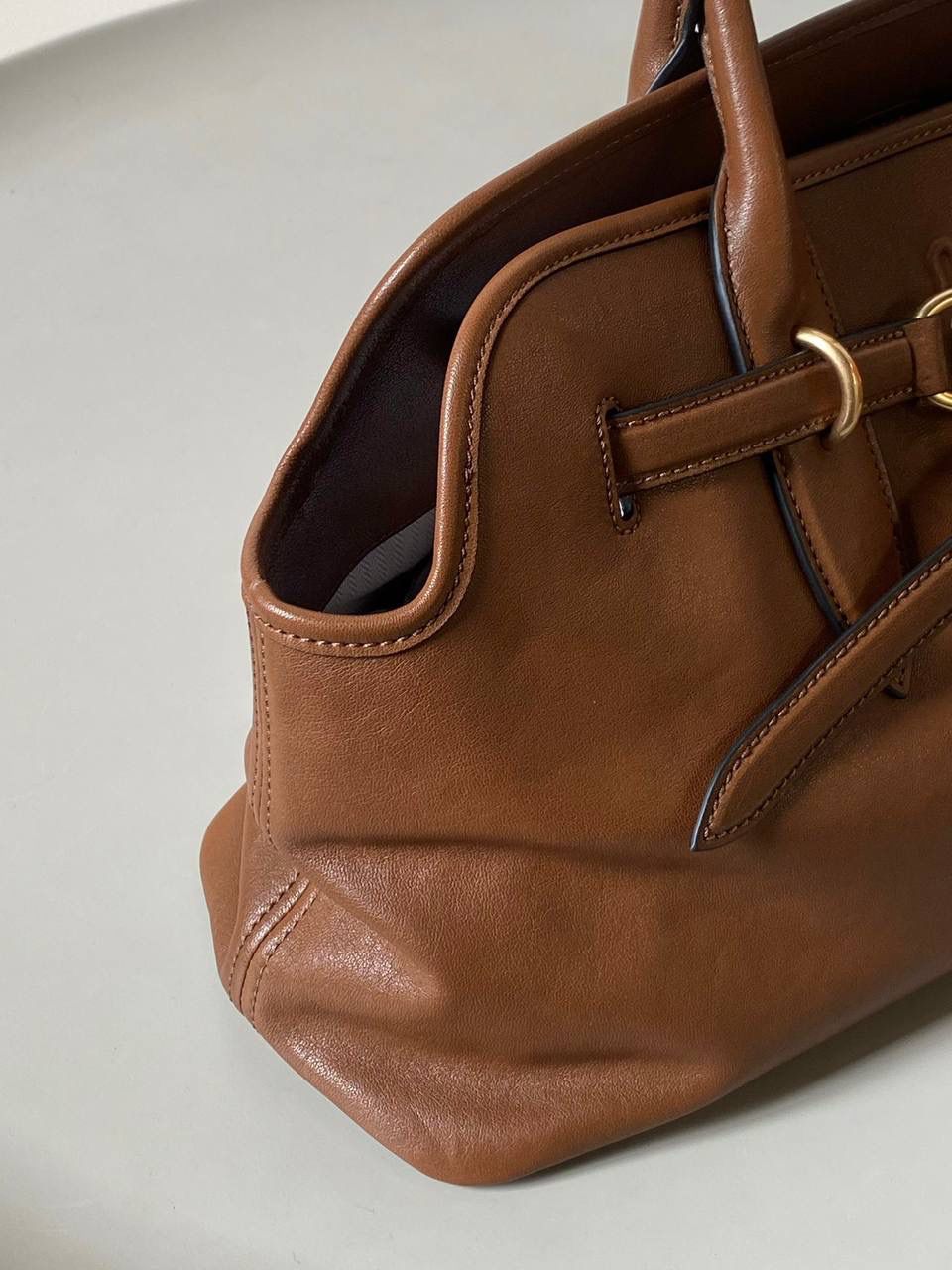 🈶焦糖色， 𝗠𝗶𝘂𝗠𝗶𝘂 手提包·横版 这只Aventure我要夸爆它！ 绝对是公文包中的颜值天花板 这款有多难买不用多说，绝对的断货王 酷酷的慵懒感洋气且时髦 还有一丢vintage感，超有调 上班通勤，日常出街都超出片 22.5×44×14.5cm #F0023m