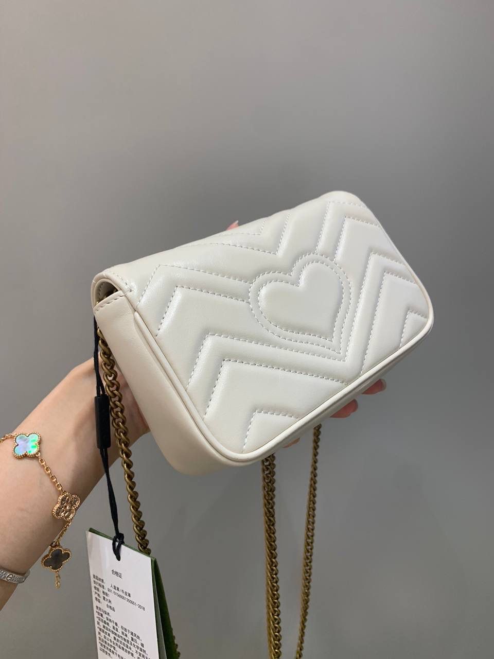 新背景实拍正品级 。经典款白色16.5cm‼️ 黑色销量第一的话那白色绝对稳居榜单第二、夏天超级热卖，基本人手一个，奶白奶白的颜色，简单干净舒服，皮质五金都是最好级别的，恰到好处的复古调调，很有质感‼️ 型号476433；尺寸16.5/10/4cm