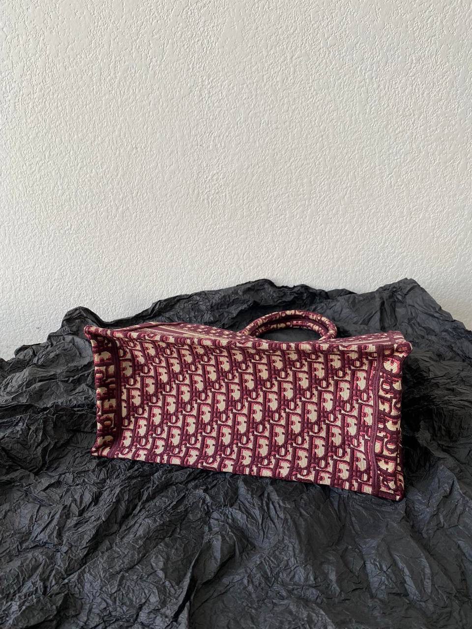 🈶老花红，中号 𝗗𝗜𝗢𝗥 𝗕𝗼𝗼𝗸 𝘁𝗼𝘁𝗲 购物袋 火遍大街小巷，席卷整个时尚圈 浓厚的复古艺术气息简直是行走的艺术品 全手工立体刺绣 凹凸有致 超大容量🤩❤️‍🔥 特别适合想把整个家带出门的姑娘 妈咪袋 公文包 旅行出游好帮手 时髦精人手一只的经典款💼 36×27×16cm