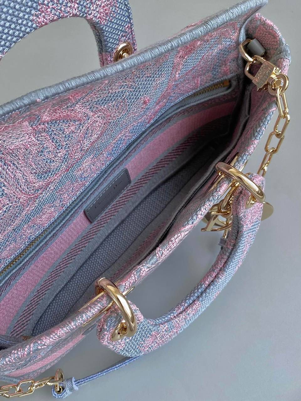 粉灰老虎中号💗😍 𝗗𝗶𝗼𝗿 𝗗-𝗝𝗼𝘆 𝗯𝗮𝗴刺绣款，新色 时尚果然就是轮回，回归了一把中古戴妃 长方包形，短链条➕细长肩带直接封神！！ 复古时髦感超强，真是什么场合都可以把住 绝对是lady中的天花板了，强势出圈啦姐妹们✨‼️ 26 x 13.5 x 5cm