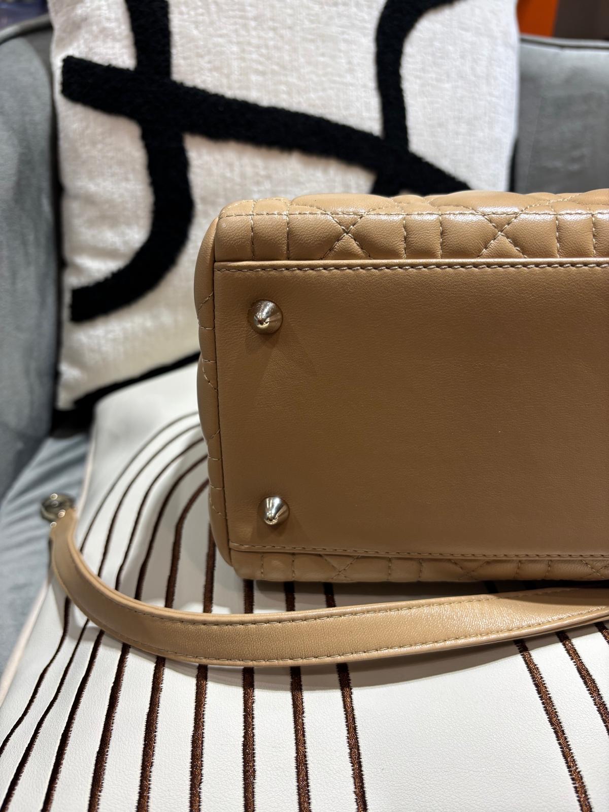 Dior lady Dior medium beige 100%Authentic, 98%new ✅ certificate card✅塵袋