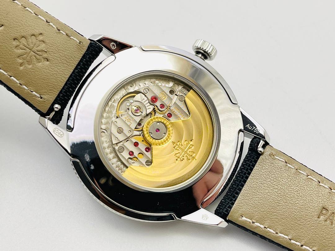 市场最高版本 百达.翡丽Calatrava系列Ref.5226G-001腕表！ 1⃣️表壳：百达Calatrava系列表款便因其圆润流畅的表壳形状享有盛名。百达.翡丽以这一特点为墓础重新设计该表款，在表壳侧缘雕饰巴黎钉纹。 2⃣️设计师还开发出一种特殊表壳结构，令表耳与表壳底盖融为一体，从而使巴黎钉纹全面覆盖表壳侧边。 3⃣️根据原装开模，壳套设计贴合原装！ 4⃣️字面：炭灰色表盘流露复古韵味，边缘呈黑色渐变效果，其微妙粒纹令人联想起古董相机外壳。 5⃣️表盘搭配覆米色荧光涂层的白金立体字块，以及低调内敛的"轨道式"秒钟刻度。 6⃣️白金针筒型时针及分针覆米色荧光涂层。3字位位置设有日期视窗，采用米色字块！ 7⃣️搭配黑色背景机芯：采用进口9015为基础机芯并加以改装升级！机芯夹板桥经倒角，边缘作细意打磨，大小夹板饰以鱼鳞纹、日内瓦波纹，夹板表面有包金雕刻，螺丝凹槽经打磨和倒角，所有细节尽善尽美，同时印有百达翡丽经典双P印记！ 8⃣️表带：全新Ref.5226G-001 表款有两款可互换表带，一款为米色绒面小牛皮，另一款为黑色小牛皮，饰有压花纹理图案和米色缝线。两款表带均搭配白金针扣，同时配备快拆生耳，让更换表带操作更加便捷！