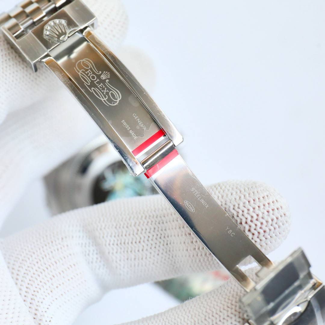 C厂 劳力士 ROLEX 🎮MK5 GMT格林尼治升级版。采用正品一致904L钢材，一体成形的陶瓷白金字体圈口与正品一致。🎮全新3285一体机芯。同步正品GMT针通过正反调时间及日历，配件通用原装。904L钢表壳表链，蓝宝石镜面，超级夜光，双向陶瓷旋转表圈，折叠表扣