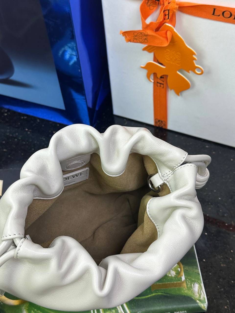 🎈迷你链条款𝙁𝙡𝙖𝙢𝙚𝙣𝙘𝙤 𝙋𝙪𝙧𝙨𝙚羊皮 ——【海盐白】 尺寸：𝟐𝟑.𝟓-𝟓-𝟏𝟕𝐜𝐦 编码：062347 👉🏻延续福袋收缩绳褶皱设计，羊皮包身手感细腻柔软❤️ 👉🏻链条肩带➕皮肩带的双肩带设计，时尚百搭，给足了集美们多样化的选择。肩带可拆卸可调节，磁扣开合，正面烫金𝙇𝙤𝙜𝙤，呈现出高贵典雅的视觉感😍 👉🏻独家背景➕独家品质➕独家全套砖柜礼盒套装，市场高端品质皆在我手✌🏻