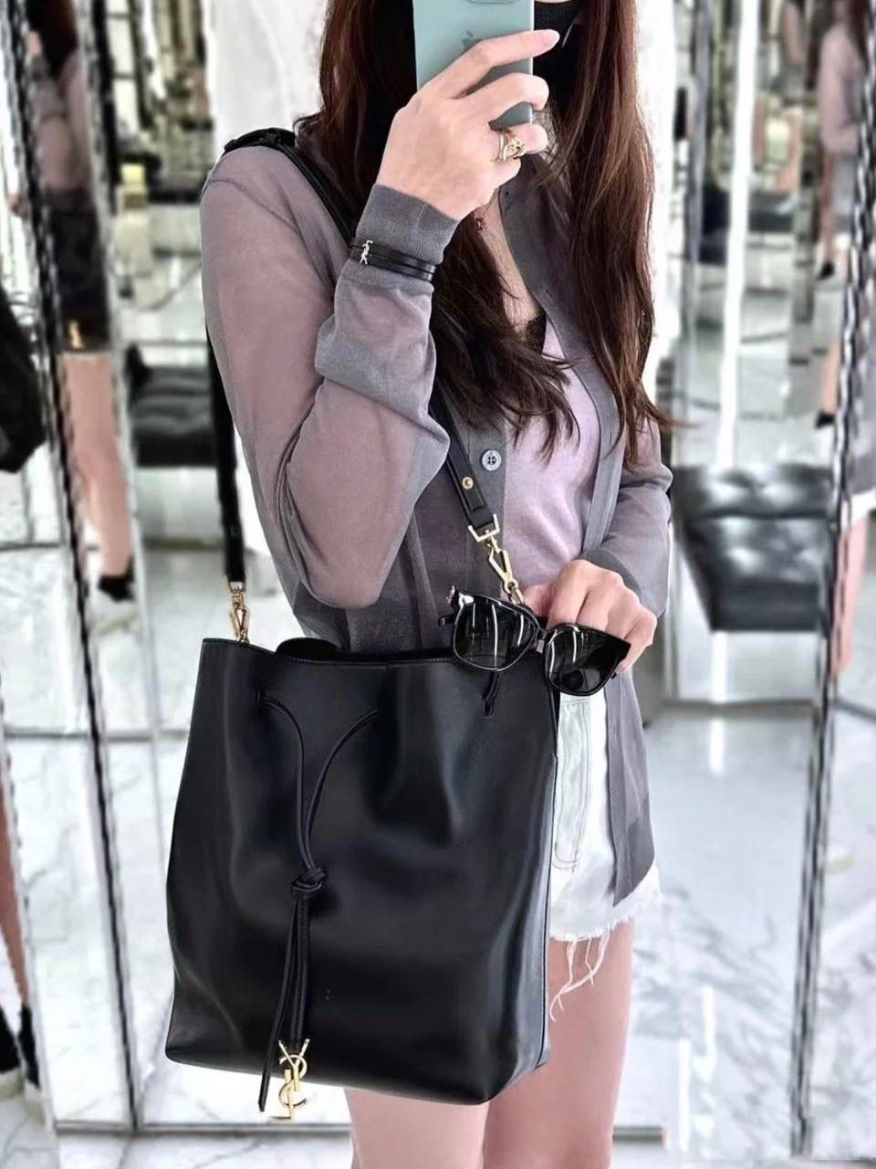 ys1 paris vii羊皮抽绳水桶包🕋 我好爱小羊皮的手感啊 摸着像婴儿皮肤一样柔软 居然被一只包包治愈了 这两年ys1的tote可以说是一骑绝尘 颜值上真心秒杀其他牌纸的托特包 这只水桶包既保留了他家飒爽姐姐风的调调 软软的包身又综合了一部分"杀气"，哈哈哈 两种背法，可腋下，可斜挎～ 容量方面就更不用担心了 托特该有的功能它都有 特别是又大又轻这一点！ 这可不是什么托特都能做到的😌 30×24×12cm804302m