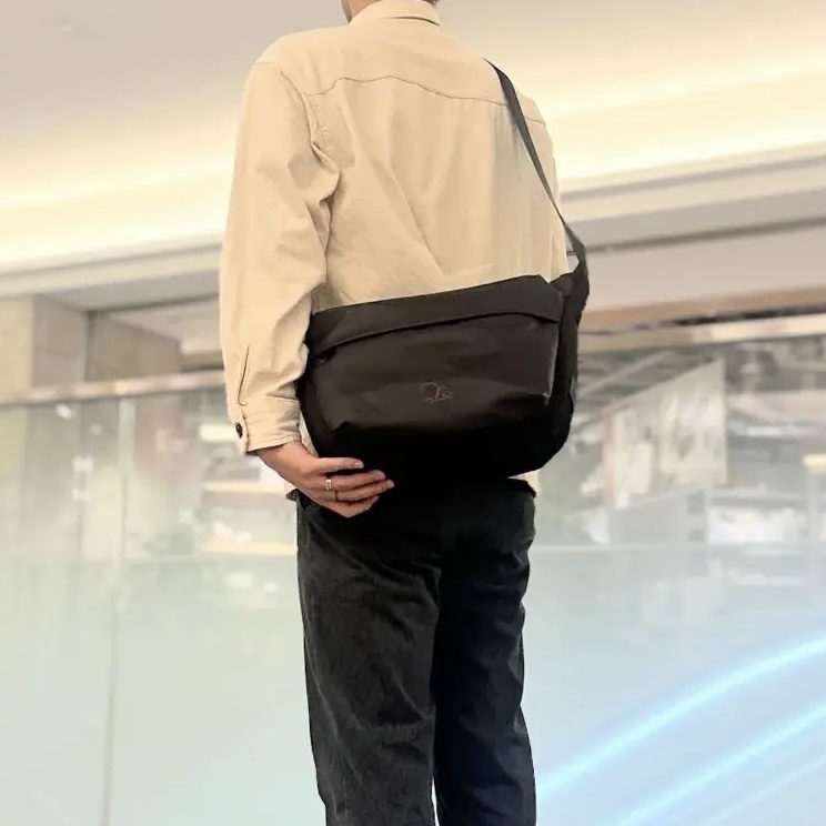 [訂購] 多啦A夢斜孭袋(大) 黑色系列 叮噹刺繡 登山扣 | Doraemon袋 禮物
