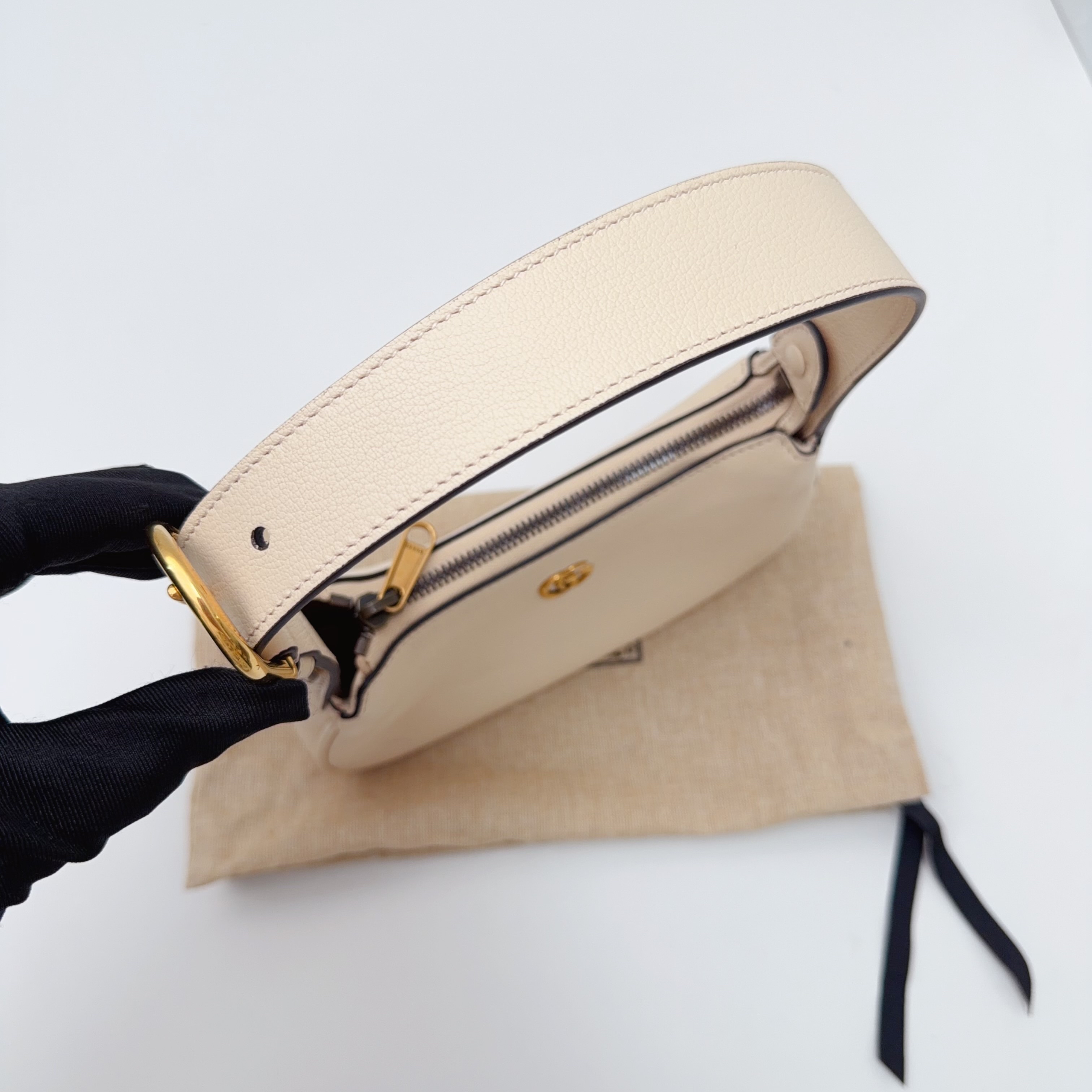 【預訂貨品】閒置全新⭐️ GUCCI經典奶白腋下包