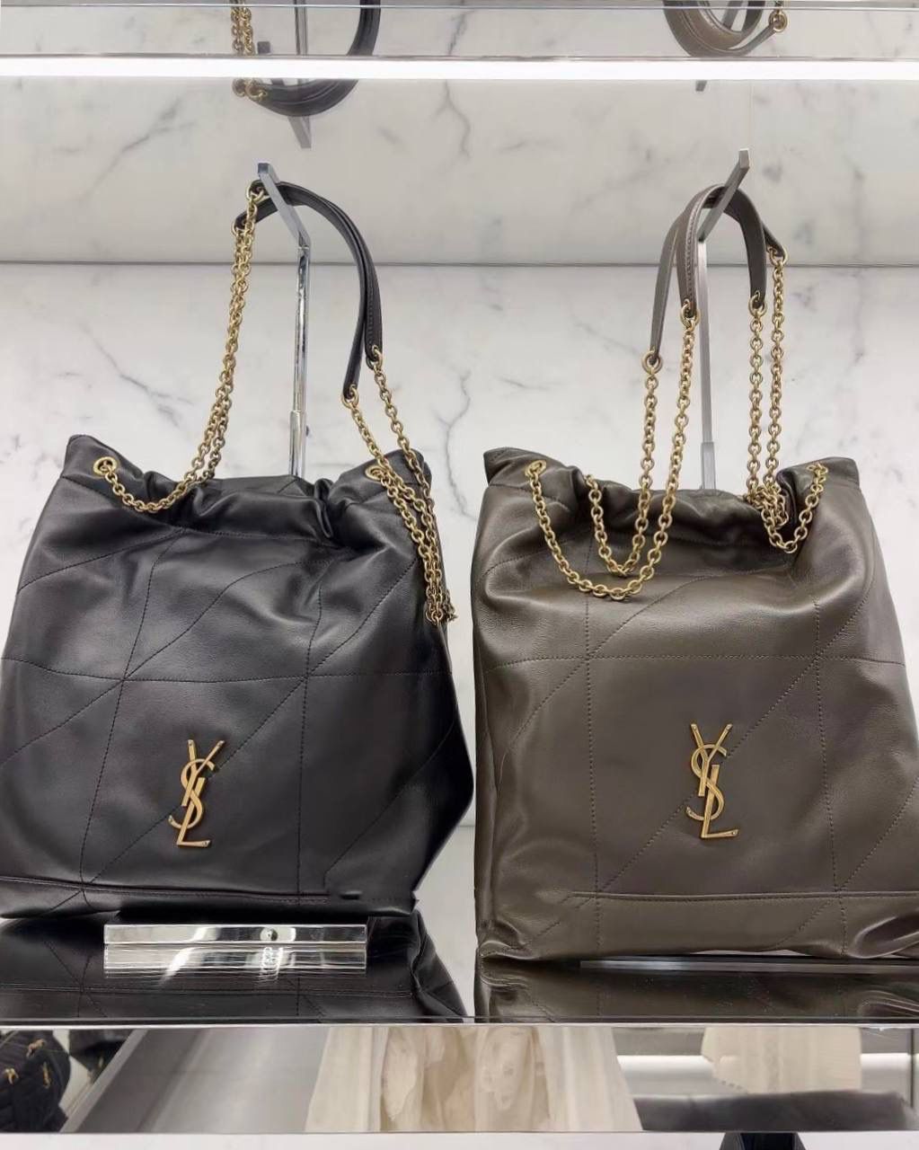 爆款🔥仅剩少量❗️ ys1 jamie垃圾袋黑色♟️ 其实一点都不想叫这只tote为"垃圾袋" 因为它实在太优雅太高级了 完全不是"垃圾袋"的那种粗犷和狂野 属于垃圾袋中仅一份的特立独行的风格 加上包身依旧用了小羊皮的质感 就显得它更秀气了☺️越看越喜欢🥰 大小容量也正好，整体不会拖沓 zp开发是基础操作了 要做到90%的相似度很简单 而要做到95%以上，那就要在各方面细节上都仔仔细细打磨一番了 没错，我家就是为了做到95%以上的相似度 才导致出货时间总是靠后 不过我相信酒香不怕巷子深 一定会有人懂我的✊🏻✊🏻 38×33×2cm781666m