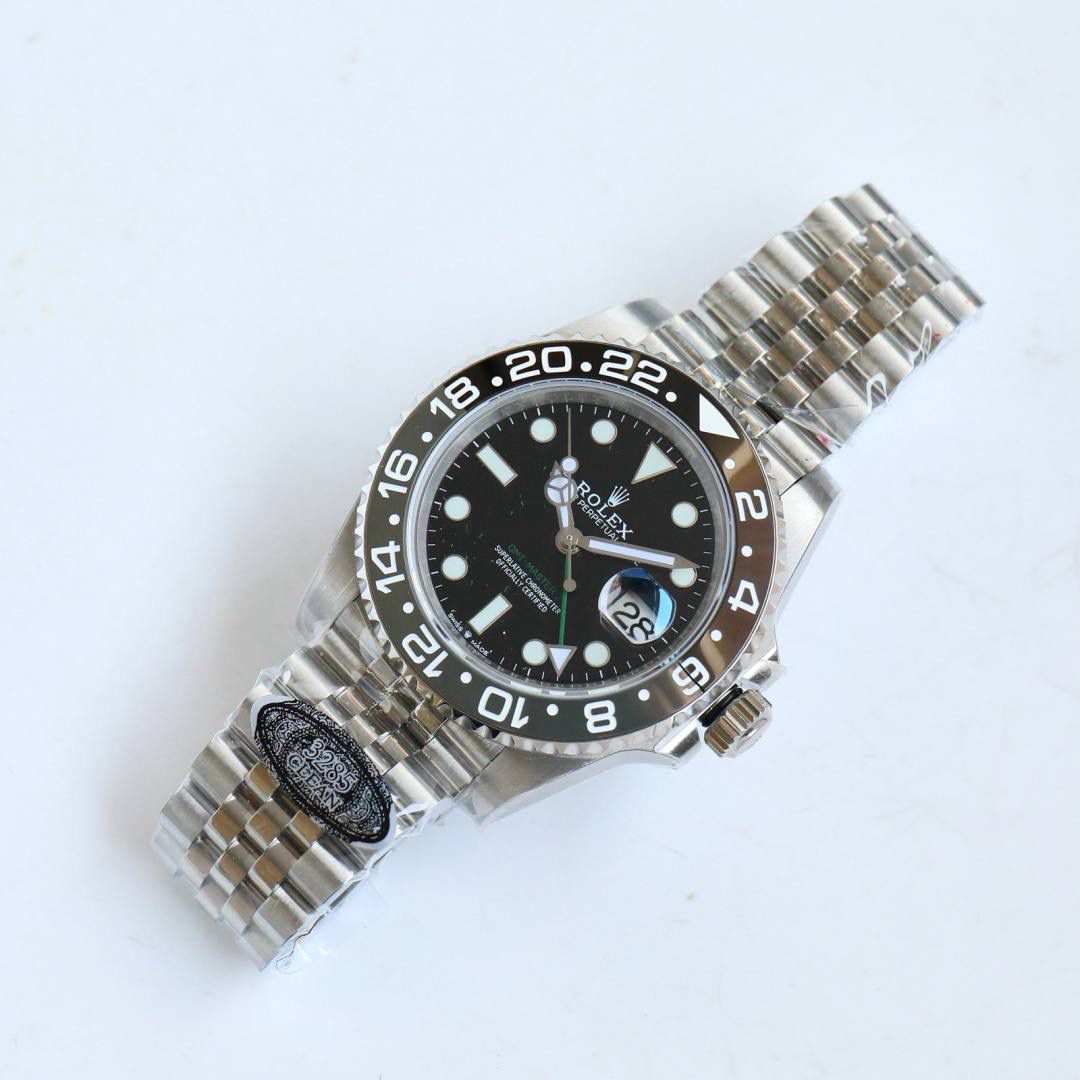 C厂 劳力士 ROLEX 🎮MK5 GMT格林尼治升级版。采用正品一致904L钢材，一体成形的陶瓷白金字体圈口与正品一致。🎮全新3285一体机芯。同步正品GMT针通过正反调时间及日历，配件通用原装。904L钢表壳表链，蓝宝石镜面，超级夜光，双向陶瓷旋转表圈，折叠表扣