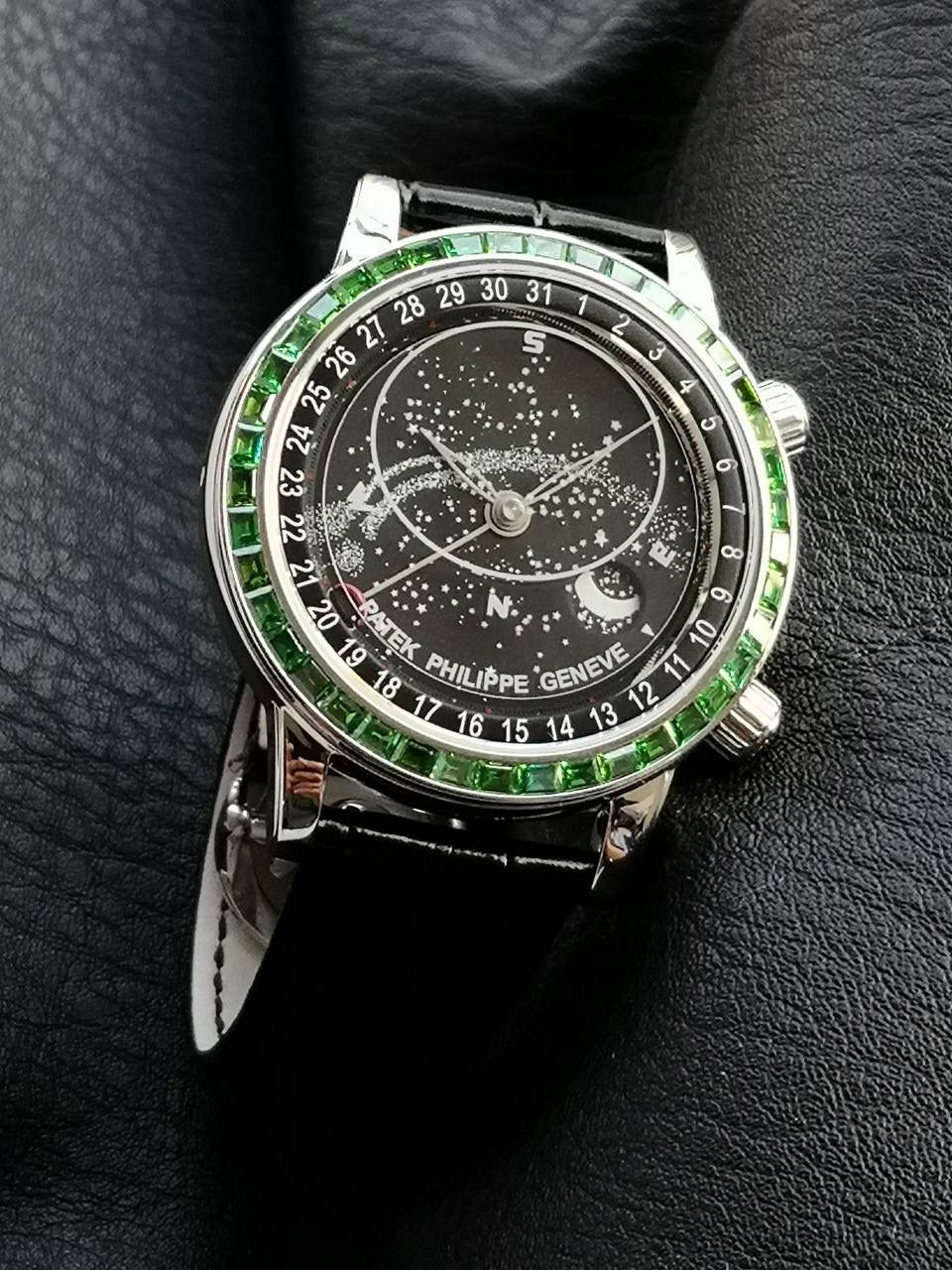 百达翡丽PP-6104G 日内瓦苍穹系列 市场顶级复刻神作震撼来袭！ 搭载原装进口miyota全自动机械机芯改制Cla.240机芯，搭配原装珍珠18K金自动锤，走时精准稳定，性能媲美正品；表圈镶嵌45颗璀璨宝石，表扣点缀28颗珍稀晶石，光影流转间尽显奢华质感；微拱形防眩目处理表镜，折射效果立体通透，让表盘细节清晰可见，质感再升一级💯💯