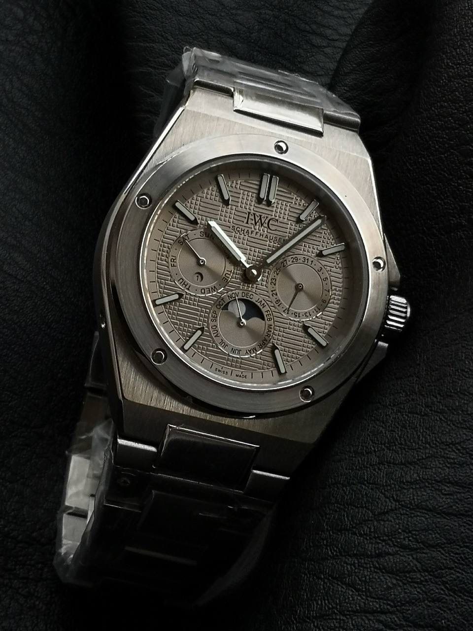 万国工程师系列万年历腕表，复刻界最复杂的腕表，所有功能同步原装，所有功能调节通过把头控制. 1⃣️【功能介绍】3点钟位置显示日历，9点钟位置显示星期，6点钟月份月相指针显示。 2⃣️【做工精细】外壳采用原版同样的三件套结构，中间拉丝，上下壳为抛光，镜面采用高成本的锅盖形蓝宝石，使其质感提升。 3⃣️【机芯性能】尺寸41.6mm,机芯采用天津机芯改82600，高效稳定，动力时间长达72小时以上，进行加装复杂的万年历模块，而且同步所有功能实现同步原装通过把头调节。 4⃣️【⚠️注意事项】由于万年历模块十分复杂在出货前都会调准时间，客户收到直接上链上手佩戴即可，⚠️请不要轻易乱调，由于机芯加装升级功能，调节需慢慢按调。