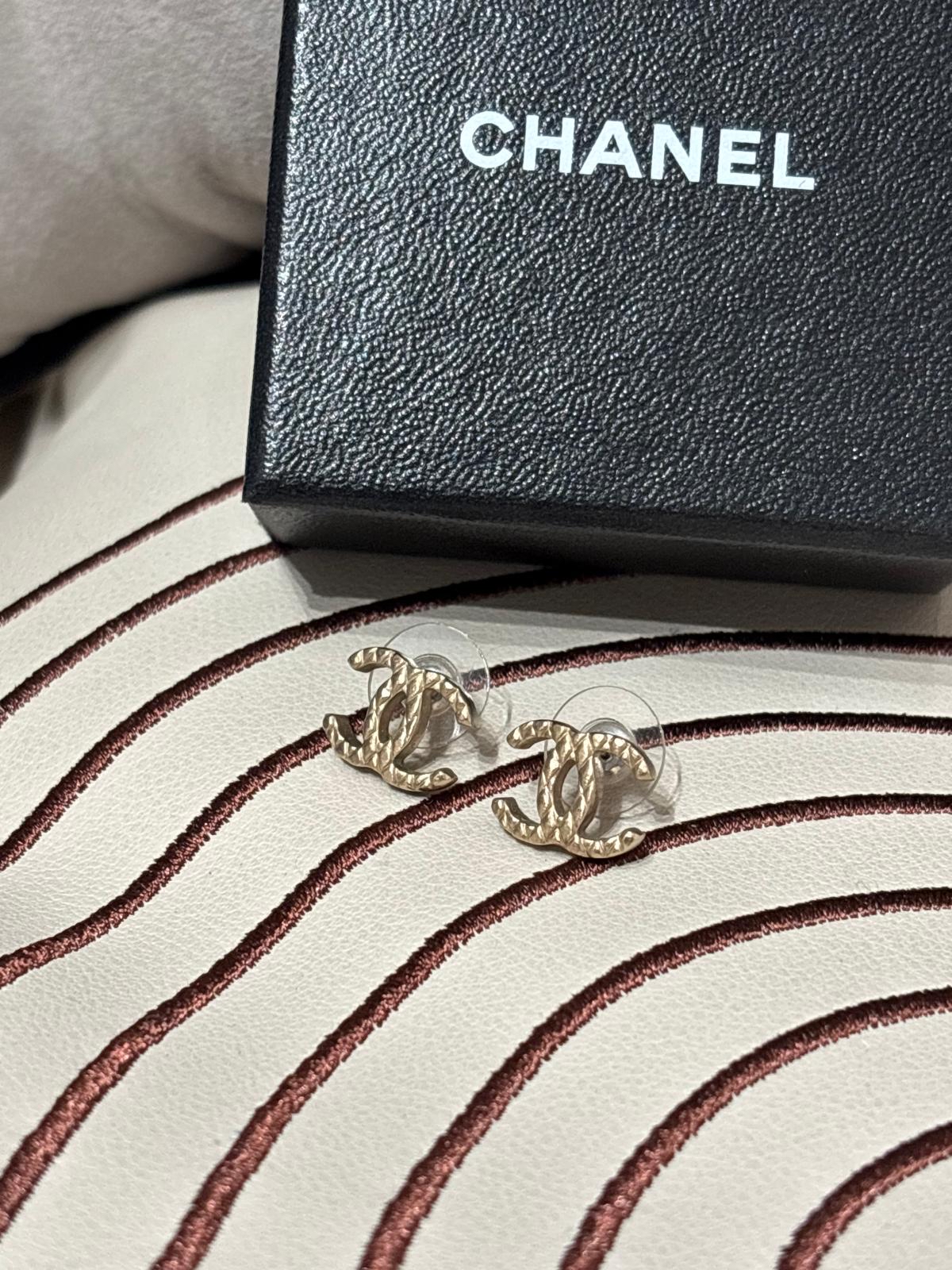 Chanel CC Earrings 100%Authentic, 99%New ✅Box
