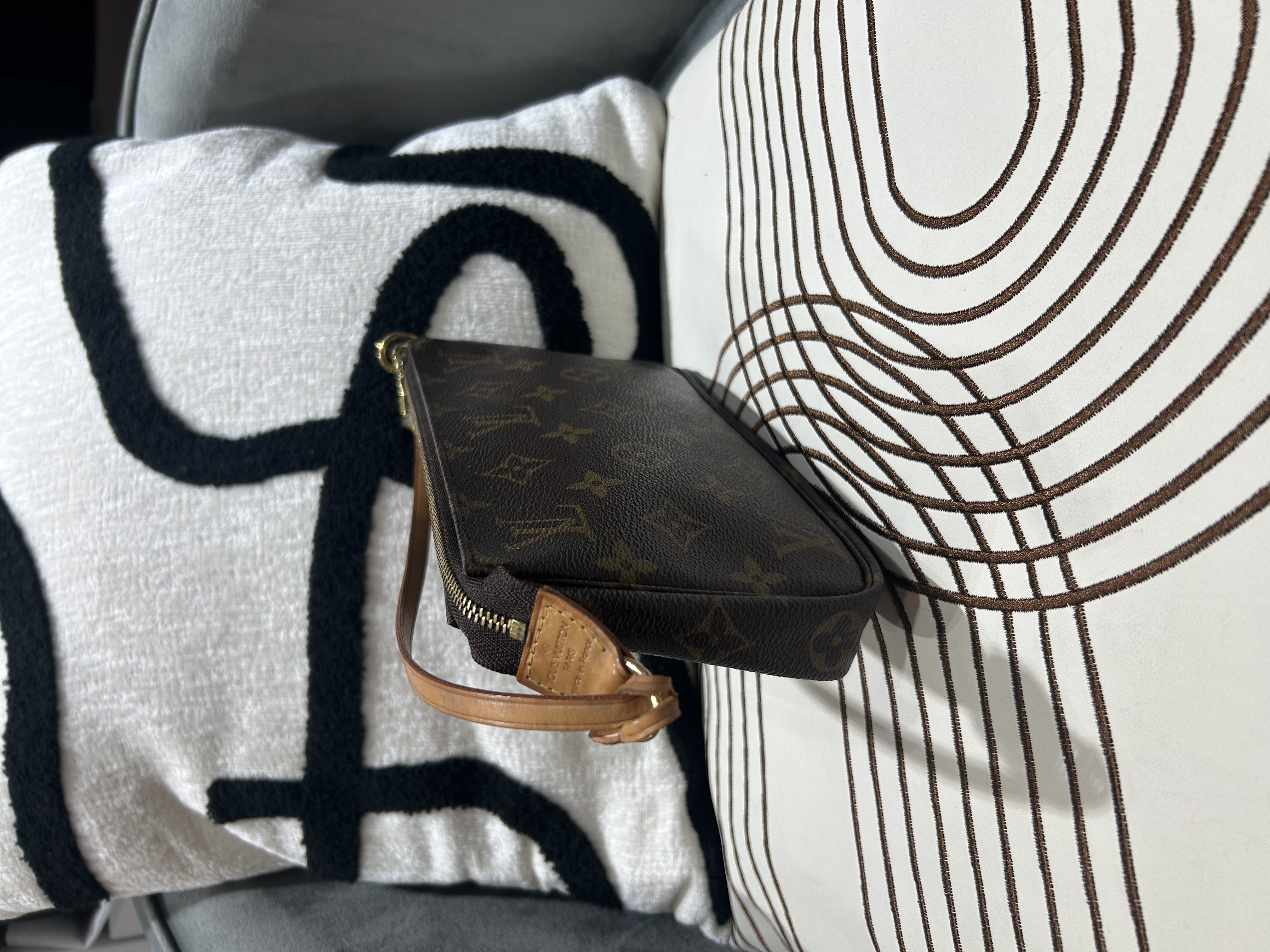 LV Pochette monogram hobo bag 100%Authentic, 90%New 