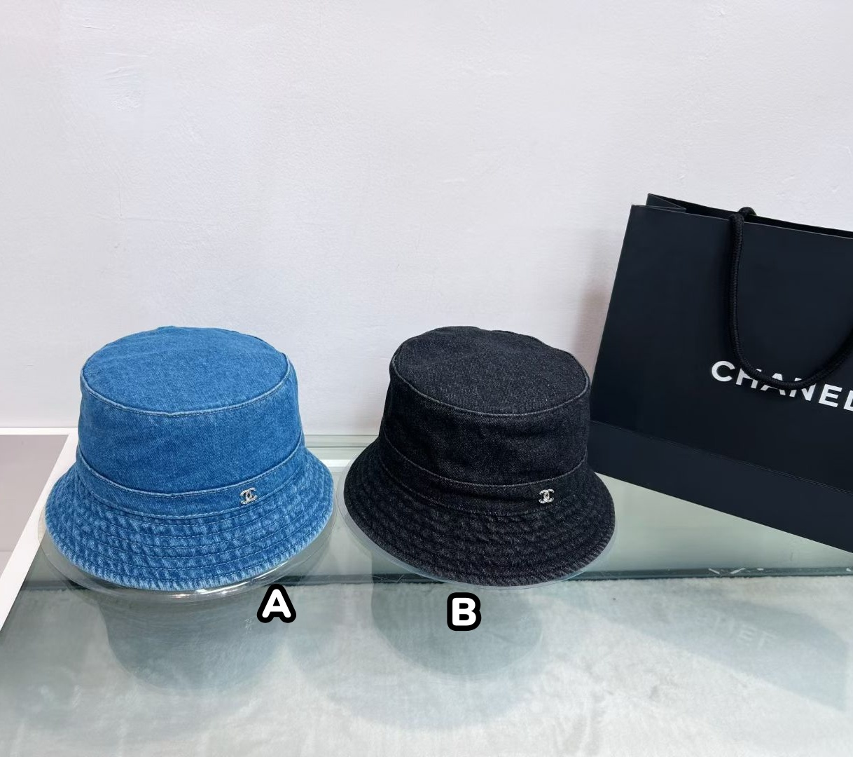 CHANEL 金屬標牛仔漁夫帽