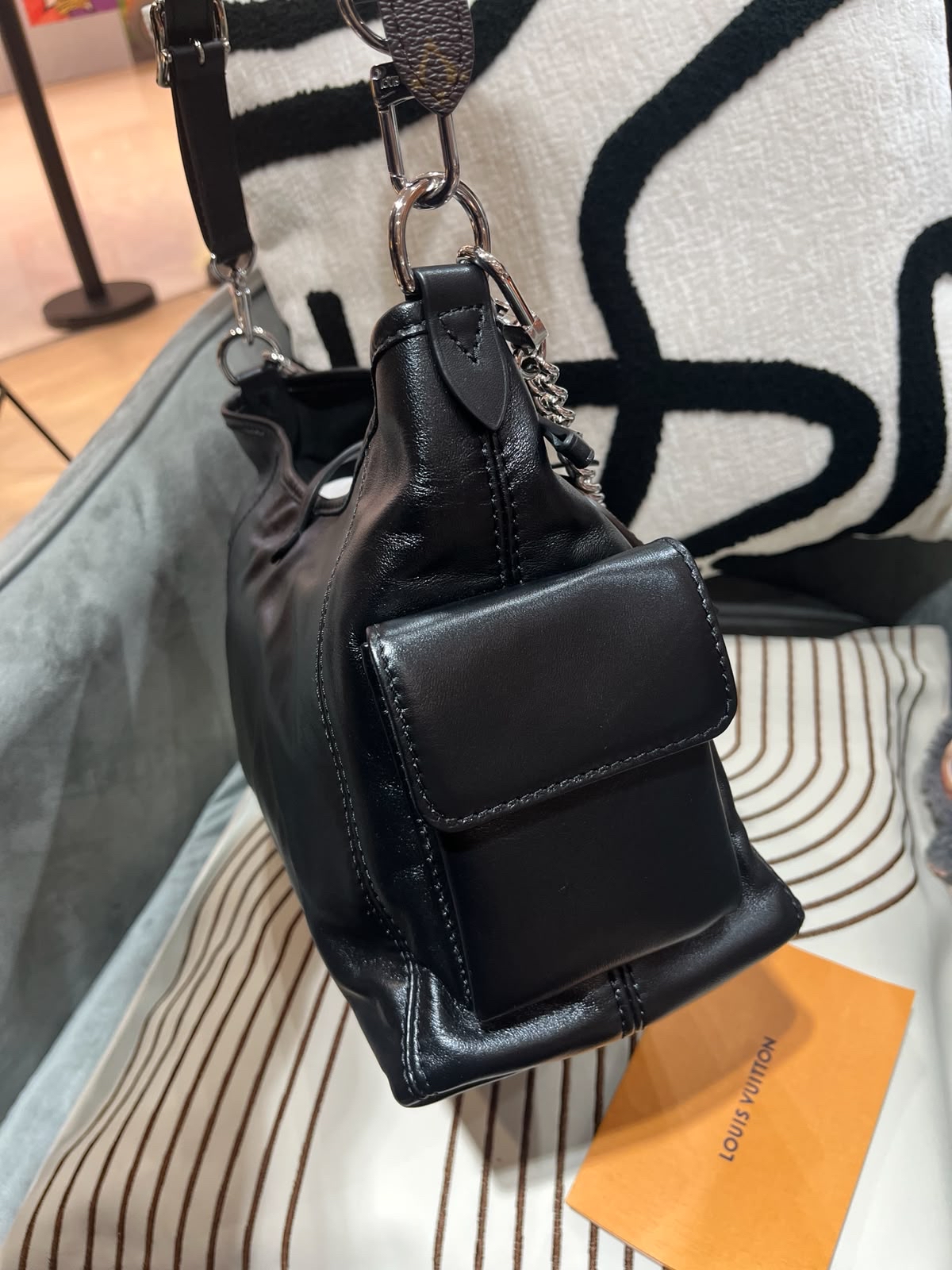 Lv CarryAll cargo Vibe pm leather 33.5 x23xd15cm 100%Authentic,98%new ✅收據 ✅dust bag ✅box