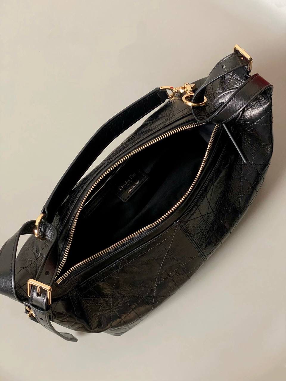 🈶黑色 𝐃𝐢𝐨𝐫 𝐃-𝐣𝐨𝐮𝐫𝐧𝐞𝐲手袋 不会还不知道吧？火出天际了姐妹们 今年 𝙳𝚒𝚘𝚛真的在松弛感这件事情上做到了极致 新款D-journey我直呼一个绝 难买程度不亚于保值系列，夸大了说哈哈 随性又高级的街头感，一改往日的嗲味 关键还是它的多功能肩带 三种背法都好看 俩侧口袋搭配的大号皮质拉牌更彰显个性 以复古金属𝘤𝘩𝘳𝘪𝘴𝘵𝘪𝘢𝘯 𝘥𝘪𝘰𝘳标识做点缀 既有装饰元素又实用 中号：33×16×15cm 小号：25.5x14.5x14cm