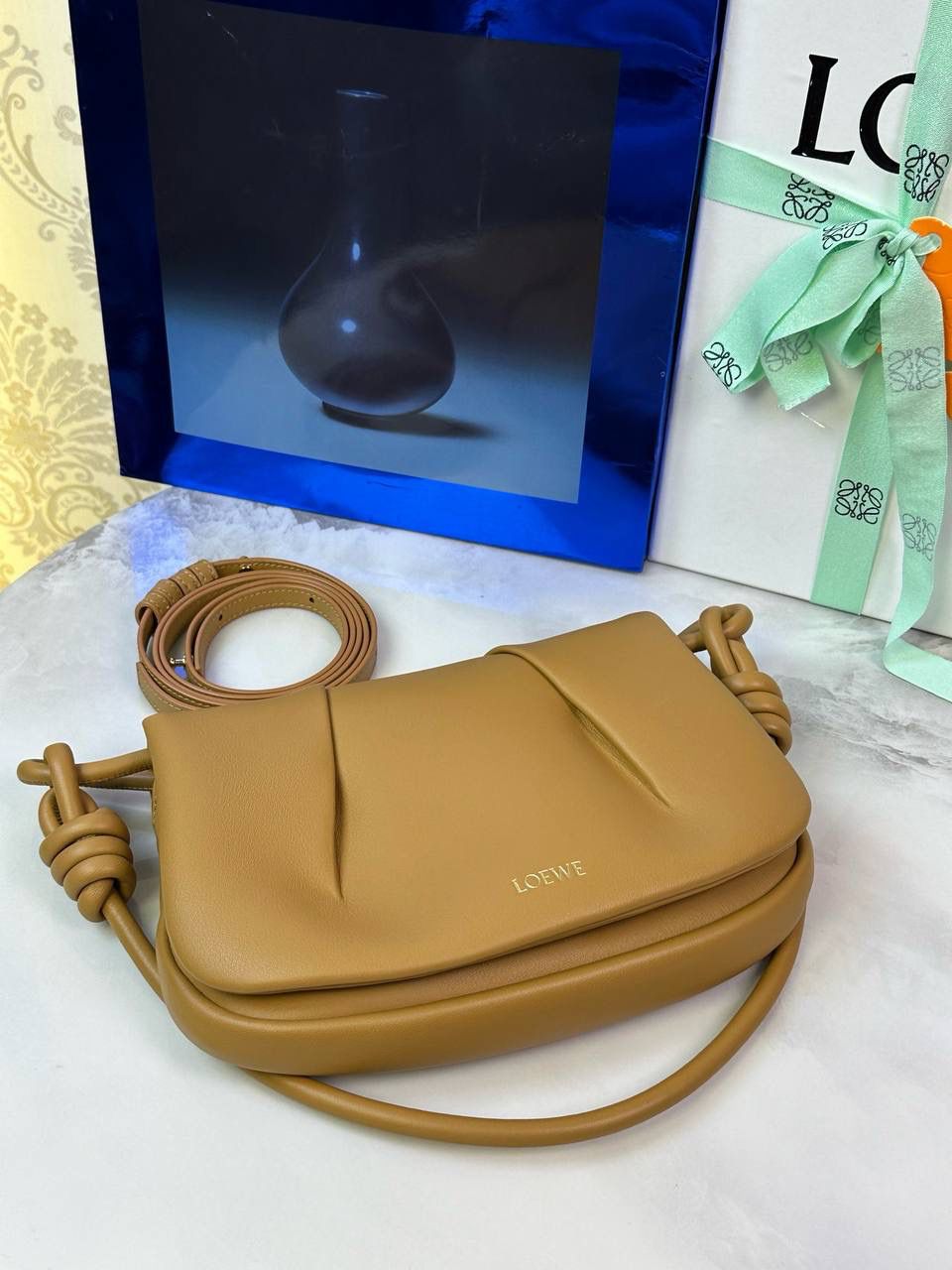 全新*𝙋𝙖𝙨𝙚𝙤 𝙨𝙖𝙩𝙘𝙝𝙚𝙡 手袋🛍️【棕色】 —— 朕品1w7➕😘 尺寸:𝟐𝟓-𝟏𝟕-𝟖𝐜𝐦 编码:062318【配全套礼盒】 ✅做工精致，廓形简洁优雅，独特、柔软的褶襇结构，超轻盈构造，纳帕软牛皮革（里外全皮），顶部饰有flamenco螺旋绳结。 ✅配置双肩带，短手柄肩带可做腋下包不可拆卸，长肩带可肩背可斜挎可拆卸调节，磁扣开合设计，多种背法随心所欲❤