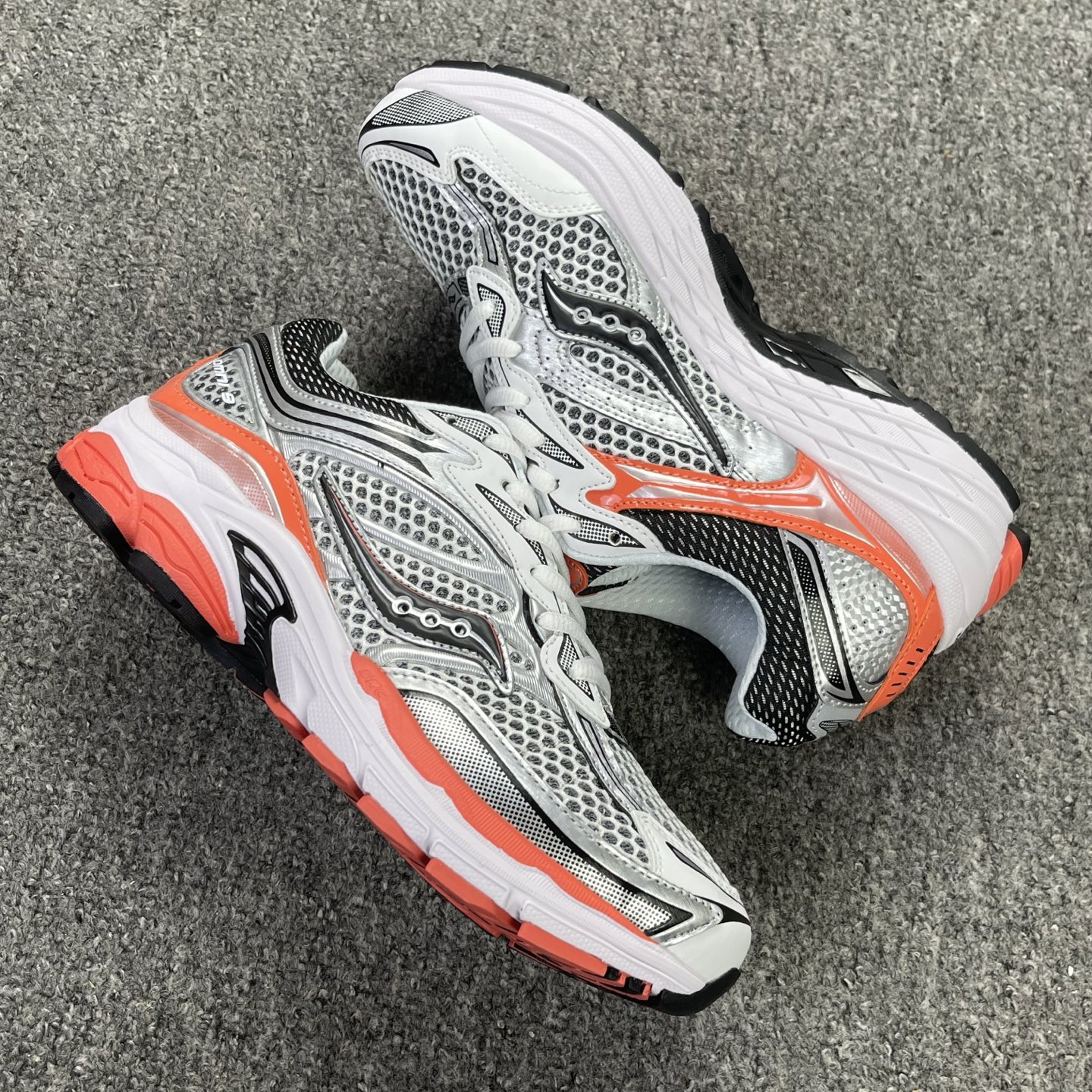 Saucony ProGrid Omni 9
