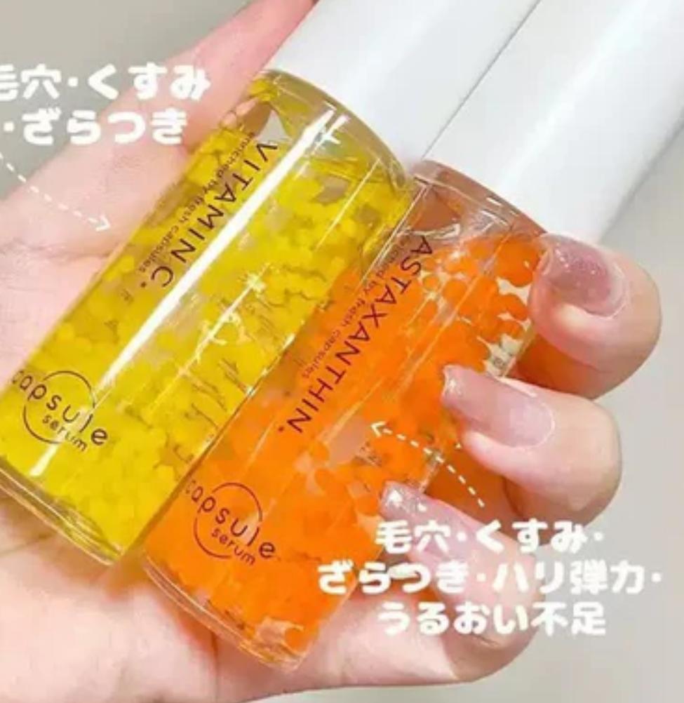 Capsule Serum 膠囊爆水精華/30 ml 💛維他命C 🧡蝦紅素 💛 【維他命C 膠囊精華】 ✔ 主打：毛孔、暗沉、粗糙、膚色不均 ✔ 成分特色： 生維他命C × 4種維他命C誘導體 添加玻尿酸、3種神經醯胺、CICA、膠原蛋白 ✔ 功效關鍵：提亮膚色、緊緻毛孔、改善膚觸、養出透亮素顏肌 🧡 【蝦紅素 膠囊精華】 ✔ 主打：抗老彈力、細紋、乾燥緊繃 ✔ 成分特色： 天然來源蝦紅素 × 維他命C誘導體 加入玻尿酸、CICA、膠原蛋白、神經醯胺等保濕成分 ✔ 功效關鍵：抗老撫紋、提升彈性、保濕鎖水、修護乾荒
