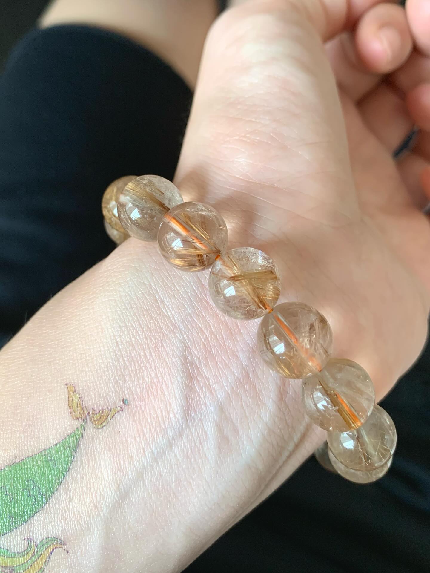 金发晶 ｜Gold Rutile 12mm+ RM218金发晶被认为具有强大的财富能量，可以增强事业运和财运，同时也能提升自信、勇气和果断力。此外，它还能帮助稳定能量场、辟邪化煞、增进人际关系，并对身体健康有益，特别能帮助消化系统和提升活力Gold rutile quartz is believed to boost awareness, creativity, and confidence while also acting as an energy amplifier for other crystals. It helps to balance emotions, ease loneliness and depression, and promotes forgiveness. This crystal is also considered a powerful aid for manifestation, helping to ground divine energy and activate creative inspiration. #金发晶 #goldrutile #天然水晶 #水晶手串 #马来西亚水晶网店 #gemstone #naturestone