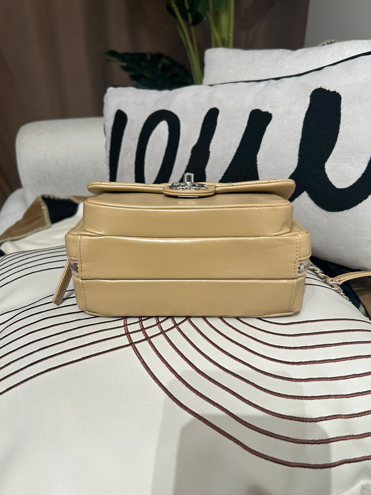 Chanel flap bag Shoulder Bag beige calfskin chain bag 100%Authentic,98%new ✅29card ✅box