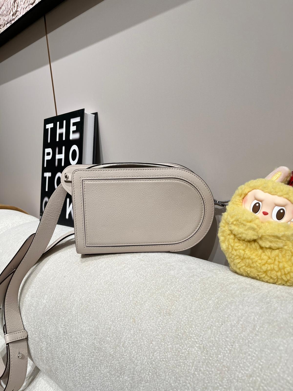 Delvaux Pin Jumping Calfskin 100%Authentic, 99%New ✅專門店收據✅證書✅Booklet✅Tap✅Dust bag