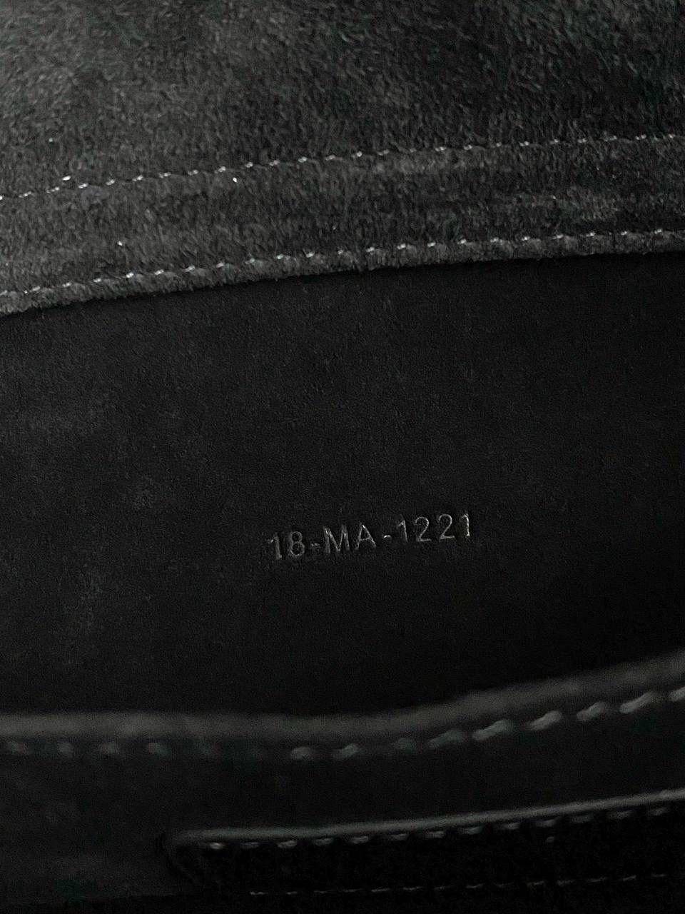 油蜡黑中号🖤 𝗗𝗶𝗼𝗿 𝗗-𝗝𝗼𝘆 𝗯𝗮𝗴24春夏，新色 时尚果然就是轮回，回归了一把中古戴妃 长方包形，短链条➕细长肩带直接封神！！ 复古时髦感超强，真是什么场合都可以把住🔥 绝对是lady中的天花板了，强势出圈啦姐妹们‼️ 26 x 13.5 x 5cm