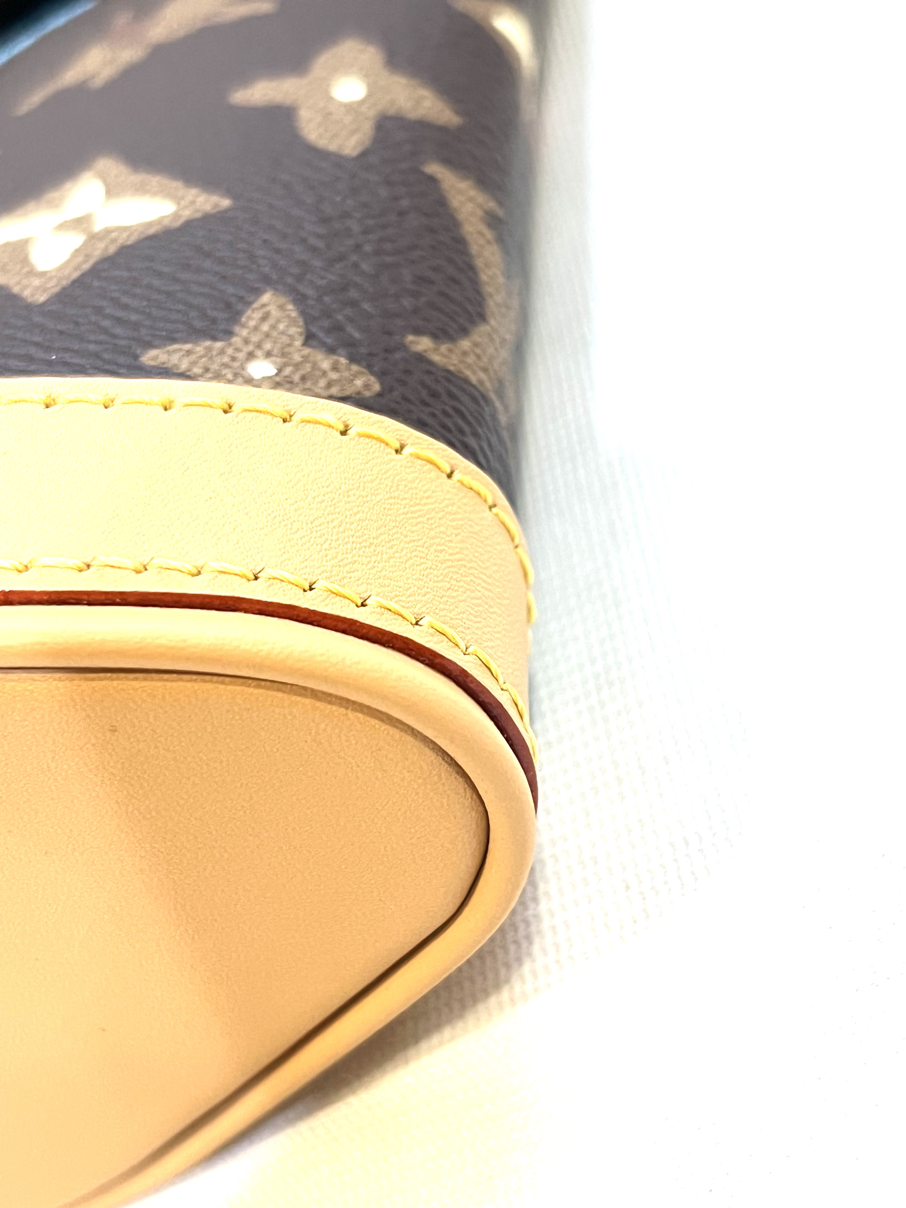 Pre-Owned LV Envelope Pouch / Product Code: 26041655