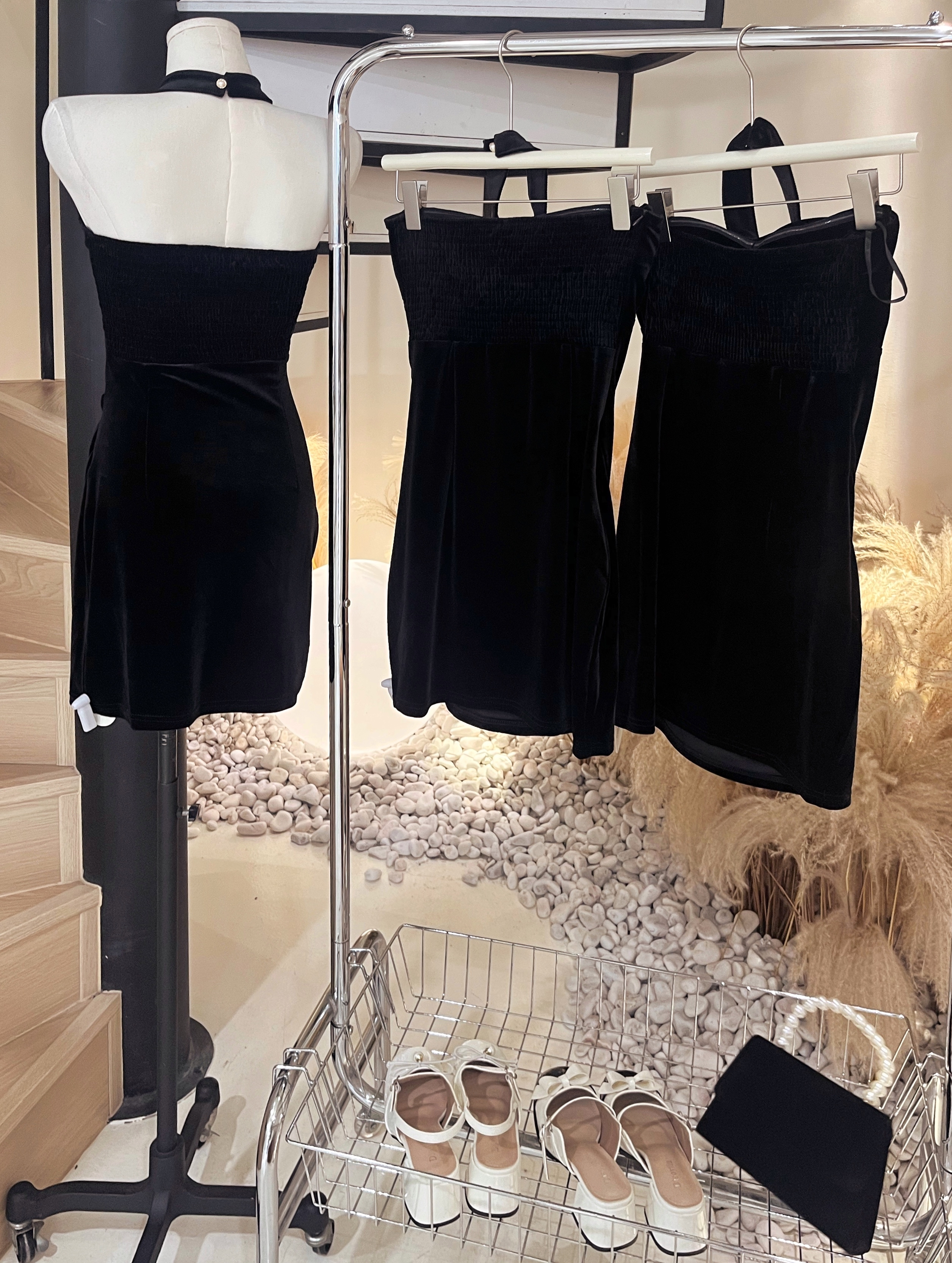 有胸垫和珍珠挂脖的礼服