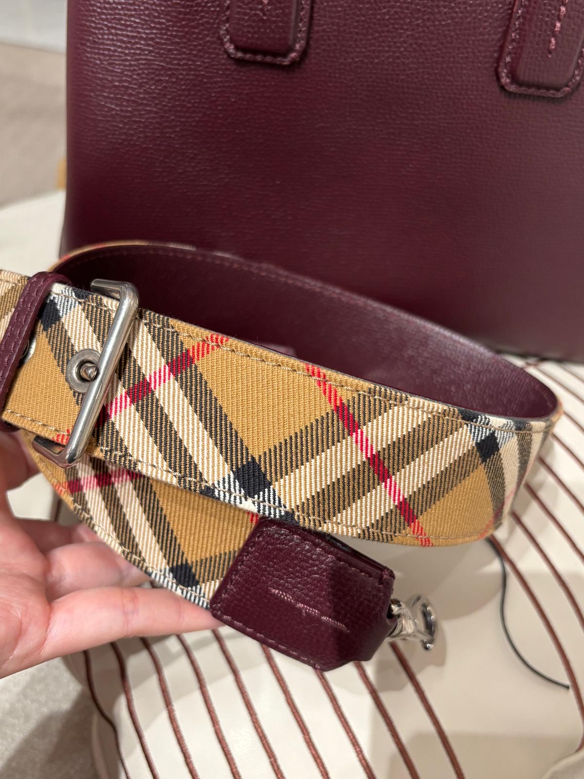 Burberry shoulder bag wine calfskin 100%Authentic,95%new ✅塵袋