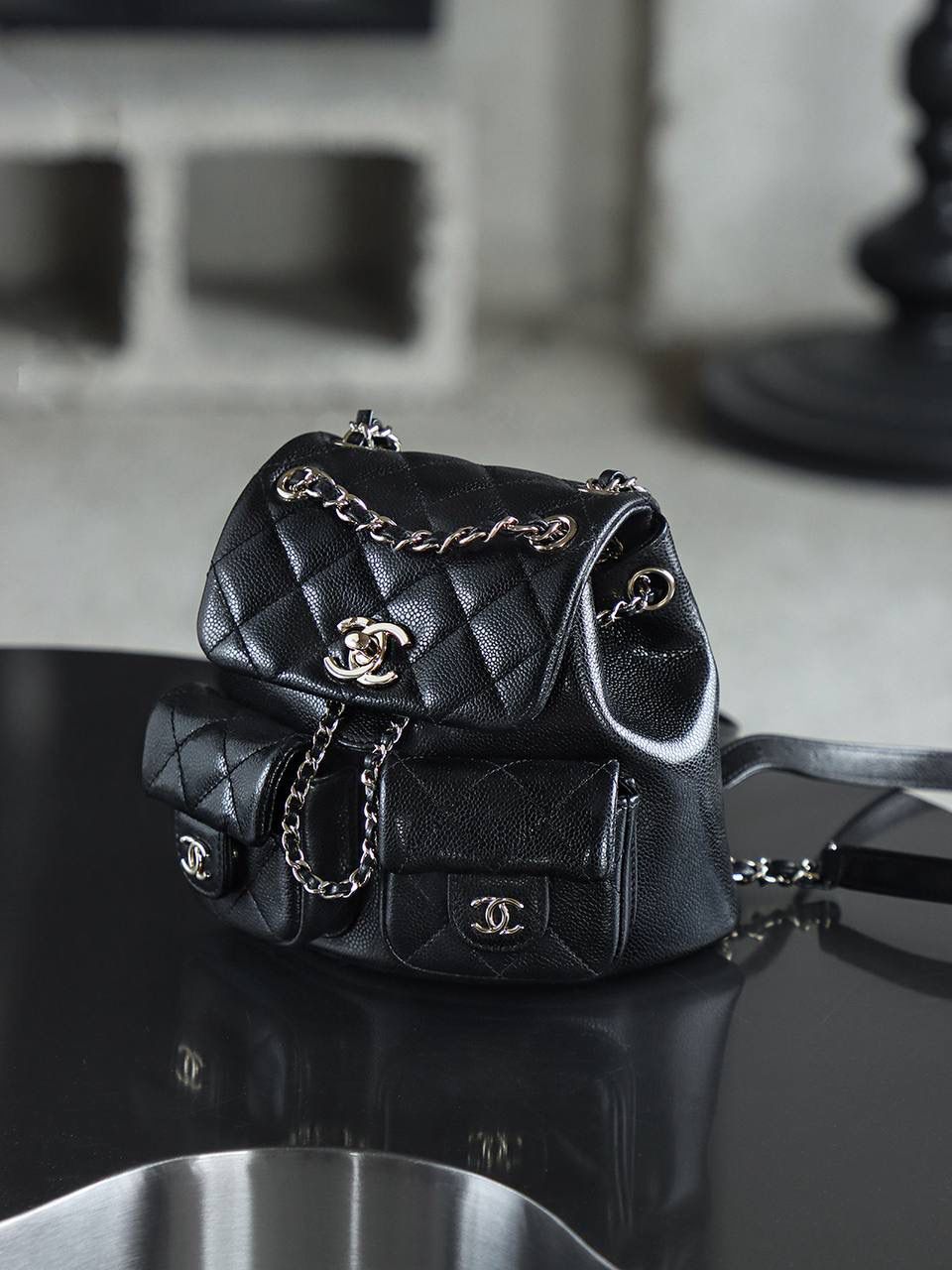 24A青蛙包duma小號雙肩包鑒定版👜 一包一碼 支持全球鑒定查驗身份證原廠專G Haas皮料過關清單資料可査詢 duma作為小香中的熱門款，從中古款到現在每一季都做了改動，23P duma大火後，24A返場，又是熟悉的荔枝紋牛皮，但24A的荔枝紋表面的紋路更平一些，光澤度也更强了！ 五金：厚镀14k浅金扣 皮料：Hass中小球牛皮 尺寸小号：16.5*17.5*10cm 中号：20*22.5*11.5cm