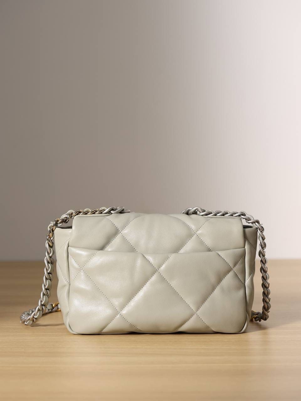 chanel 19 bag 灰色❤️‍🩹👜小号 独家渠道货 方框 原厂正品皮 小羊皮系列✨以诞生年份2019命名的小香19手袋 每针每线都是符合正品工艺 尺寸：16 x 26 x 9cm