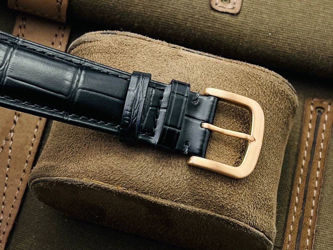 原版开模 市场最高版本 爱.彼 JULES AUDEMARS系列男士腕表！ 1⃣️机芯型号：2824改3120自动机械，透底设计！稳定零返修！ 2⃣️表径41毫米！ 3⃣️大三针简约表盘！ 4⃣️316L精钢壳套！