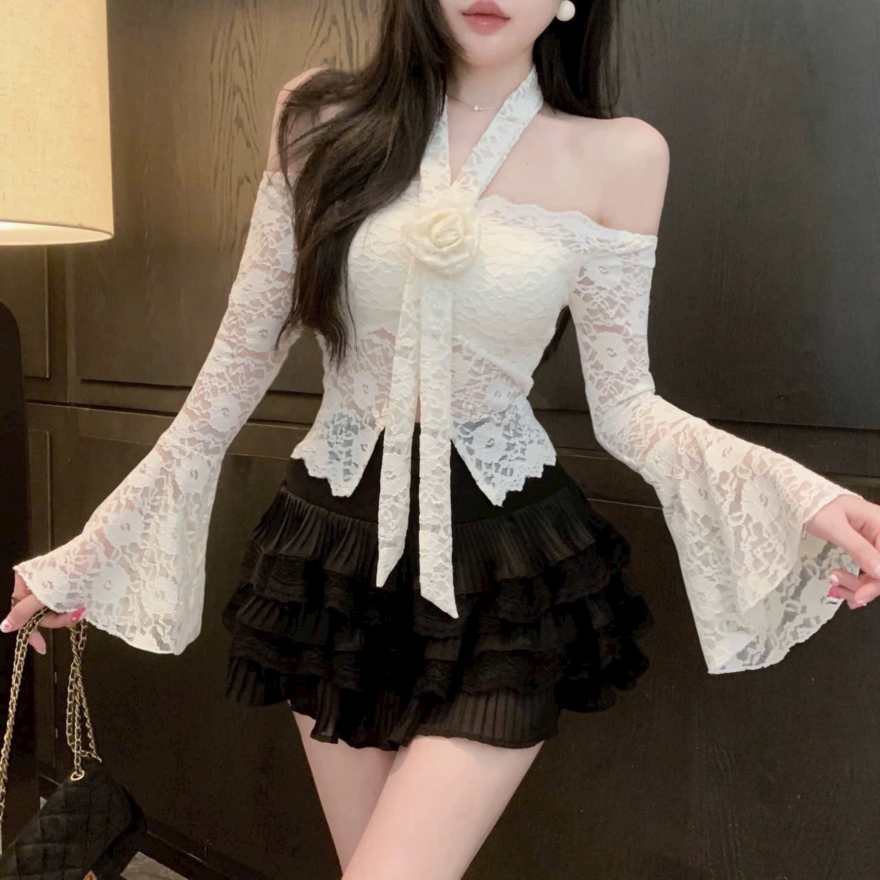 露肩蕾絲上衣，喇叭袖