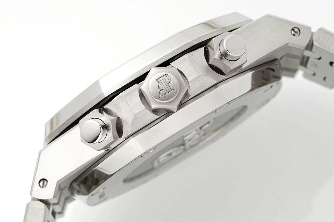 🚀新品来袭——爱彼26331OR皇家橡树多功能计时机械腕表41MM！💯 特点：表壳结构跟足原装正品，装配方式原装一致，使厚度比以往的更薄！ 旋入式表冠，按入式的计时按钮跟原装一致，才不会一眼假！(区别于市场计时和复位键都是旋钮后才可以按入) 1⃣️【机芯】7750改原装机芯 6字位小秒 功能与原装一致！ 2⃣️【表镜】镜面和正品一样采用的是蓝宝石玻璃镜面，和正品放在同一下角度对比，保持一样的通透明亮度，一致的防炫光效果！3⃣️【表壳】表壳精钢材质，采用原装数据开模，顶级打磨，不管是纹路还是质感都接近原装，通过拉丝和部分抛光打磨处理之后，忽明忽暗展现出精致而硬气的独特气质！ 4⃣️【头粒】最人性化的可松动头粒缓冲，确保更贴合手腕，佩戴更舒适。 5⃣️【表盘】还原正品表盘的细腻精致，立体工整的盘面“饼干纹理”和原装一模一样，经典的大网格凸显爱彼的特点，采用进口超强夜光！表盘细节做工秒杀市面其他！ 可搭配橡胶带和皮带，满足你更多需求！