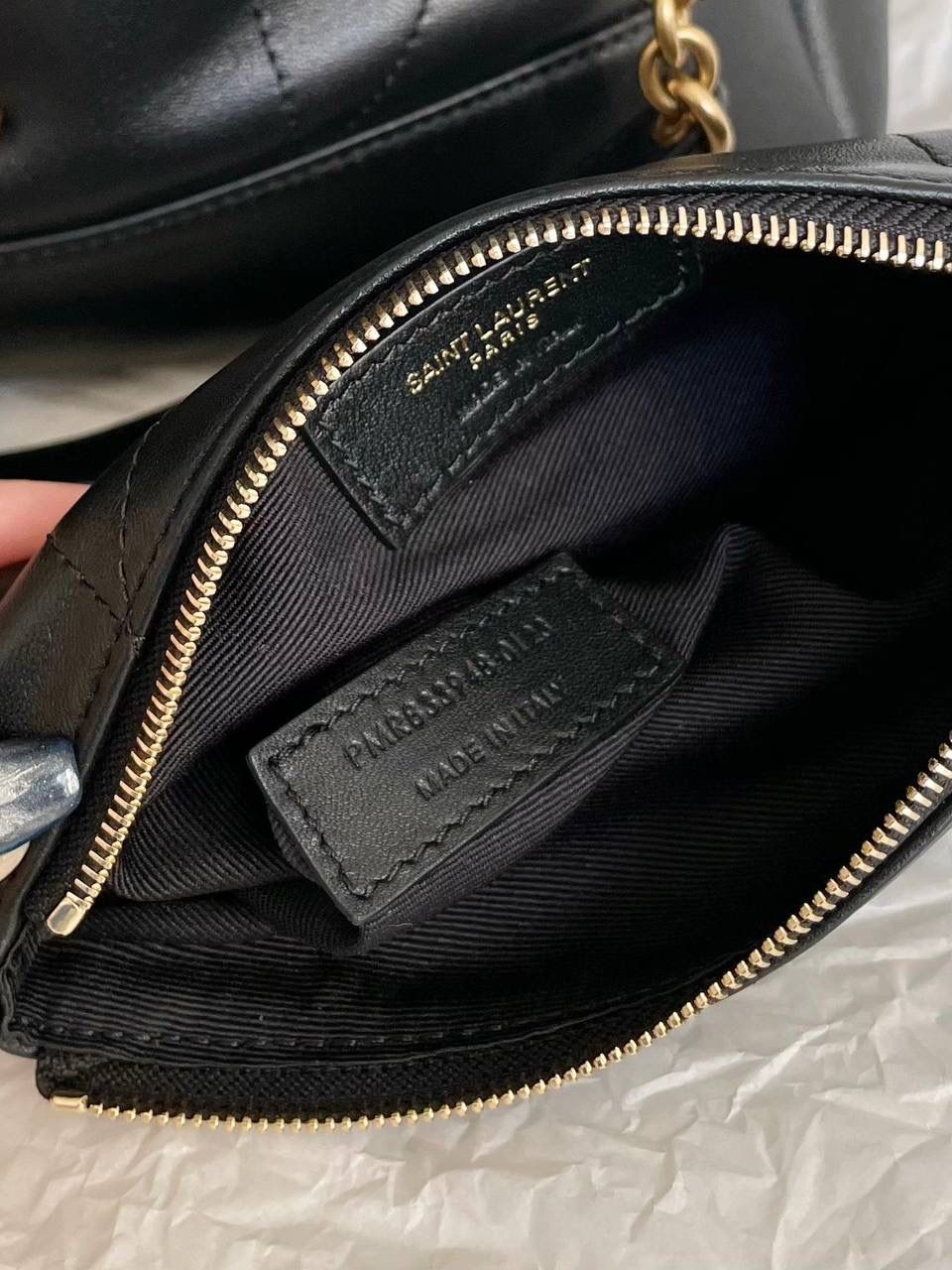 🖤小号爆款🔥 ys1 Jamie 4.3 large pochon福袋腋下包 设计师真的太懂消费者需要什么了吧 很多托特包的设计都没法让颜值和实用性两者都兼得 但是！这只tote做到了！ 它包身轻，容量大，而且还很优雅！ 是有设计在线，且贵气满满的实用型tote 我觉得比22bag好看耶 这是可以说的吗😝 还是一只可以让你实现优雅带娃的妈咪包～ 29×27×11cm833948m