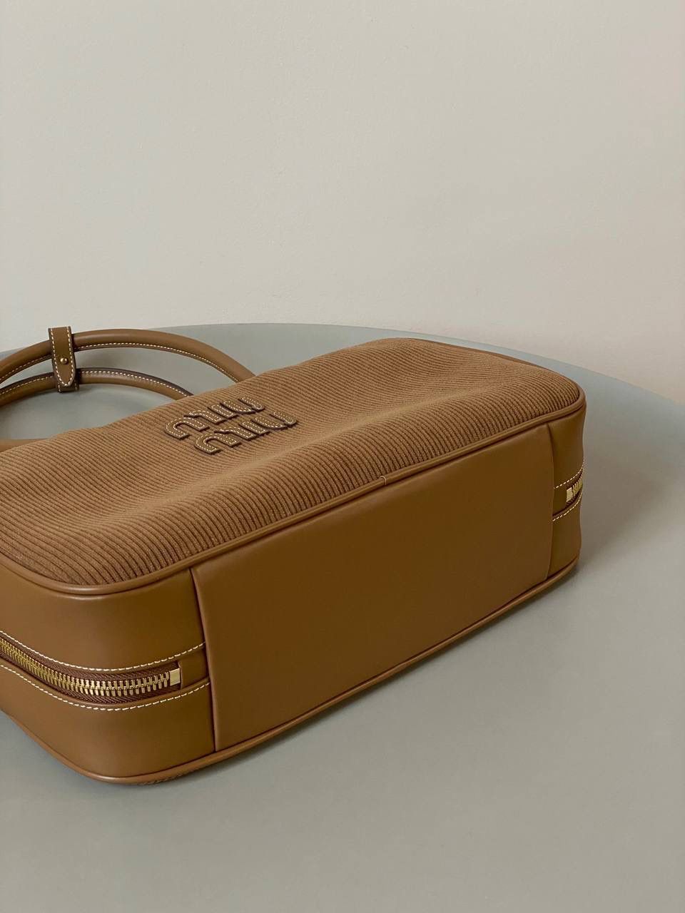 🈶肉桂色 𝗠𝗶𝘂𝗠𝗶𝘂 公文包，大爆款 火爆全网miu系灯芯绒来啦！ 软绵绵质感，秋冬季的断货王！！ 它的质地厚实结实却又柔软舒适 是时尚界中不可或缺的百搭单品了 超大容量更不用多说，挺阔感满分 整体非常慵懒惬意，真的做到好看 好背 好用 34×20×10cm #F0020m