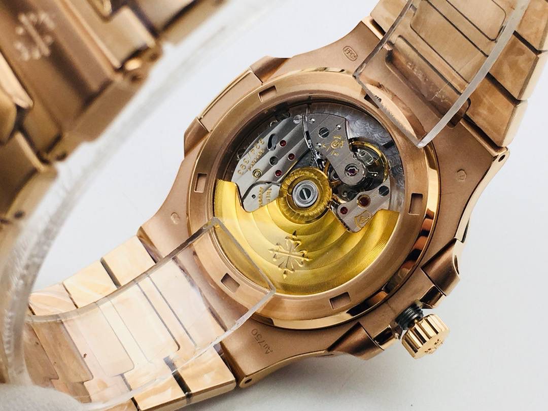 【PPF FactoryV4升级版强势来袭】百达 翡丽 璀璨方钻亮相了[色]第一款真正意义上的超级鹦鹉螺，震撼来袭！ 1⃣️全新修正的不锈钢表带，铰链部分根据真正的百达 翡丽鹦鹉螺不锈钢表带拆解开发，和正品一致的贴合效果，逆袭之前所有副本！ 2⃣️铰链开合角度和正品一致，锁毕声音和正品相同！ 3⃣️重点指出此次V4版的面盘在采用与真品一致的覆荧光涂层金质立体时标，特别突出的“蓝魅”面无限接近原版！ 4⃣️机芯方面是全新订制的修正版的一体芯Cal.324机芯，是目前唯一做到机芯的钢印与正品一样的雕刻工艺。 只有做到最好才配戴他去诗和远方！ PPF Factory 超级鹦鹉螺王中王！欢迎您的品鉴！