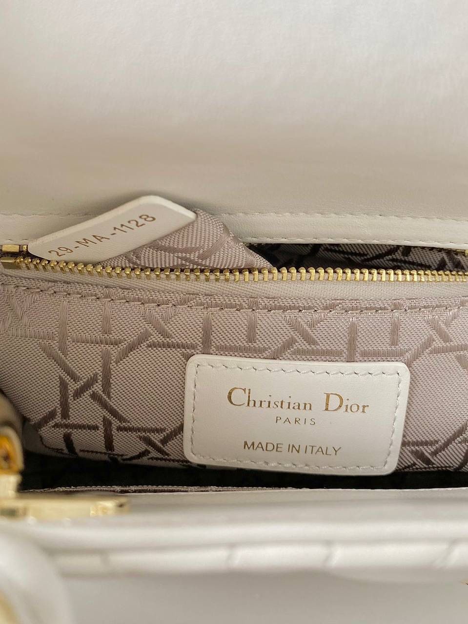 🈶白金 𝗗𝗜𝗢𝗥 𝗟𝗮𝗱𝘆羊皮四格金扣 戴妃作为经典的代表，怎么买怎么对 特别手拎时会显得整个人非常温柔优雅 四格尺寸比三格更大气稳重，不后悔系列 我一直都推荐女生一定要有一只经典款 每个颜色都很好看，完全不需太纠结 进口原厂羊皮➕全钢五金，终极版 （配6个五金图案 全套包装） 20×16.5×8cm 4123m